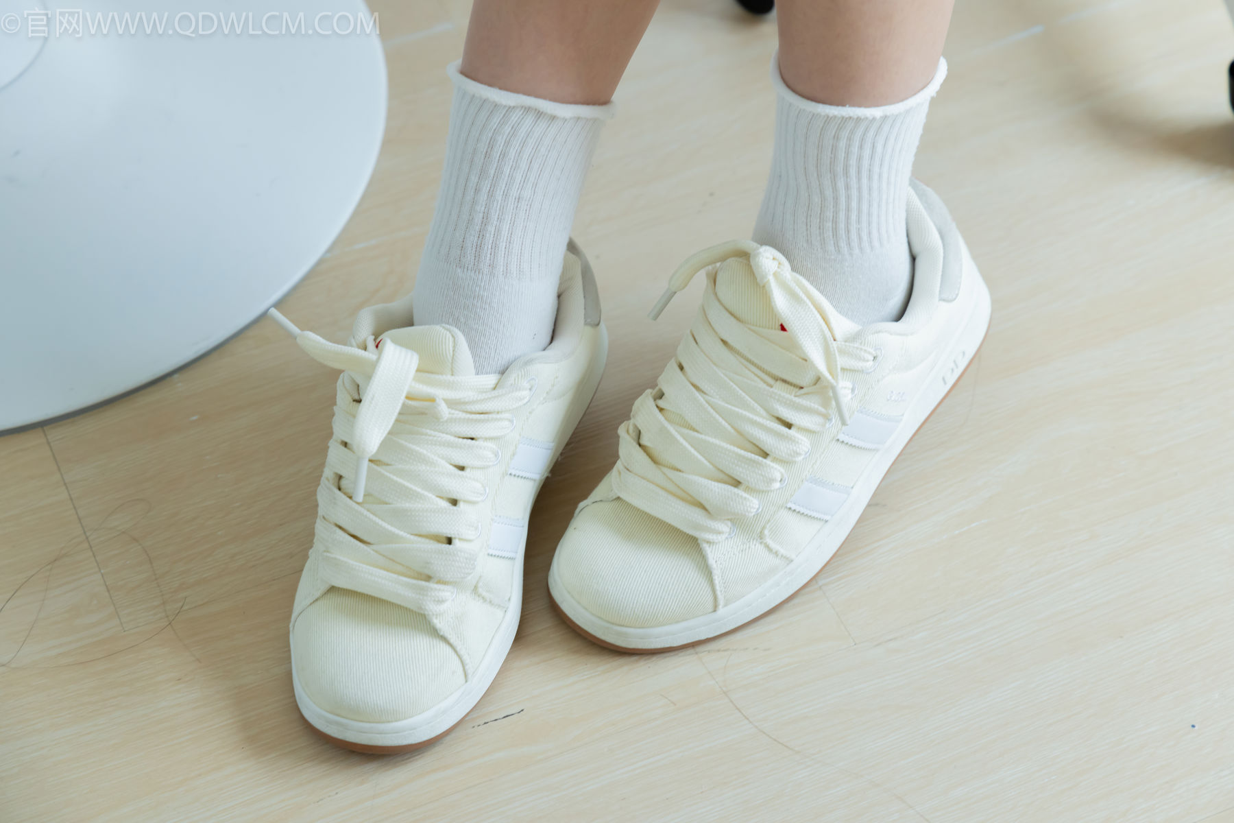 物恋传媒 No.2489 南南 - 板鞋、白棉袜、裸足/(150P)