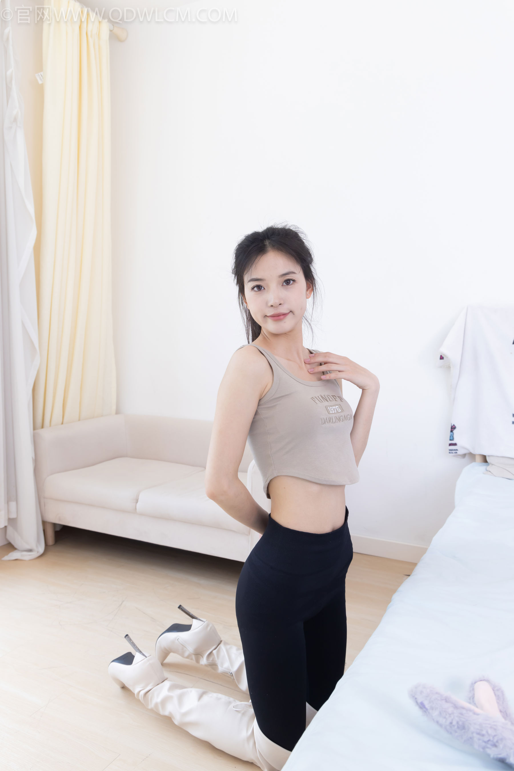 物恋传媒 No.2490 茯苓 - 长靴、白棉袜、裸足/(180P)