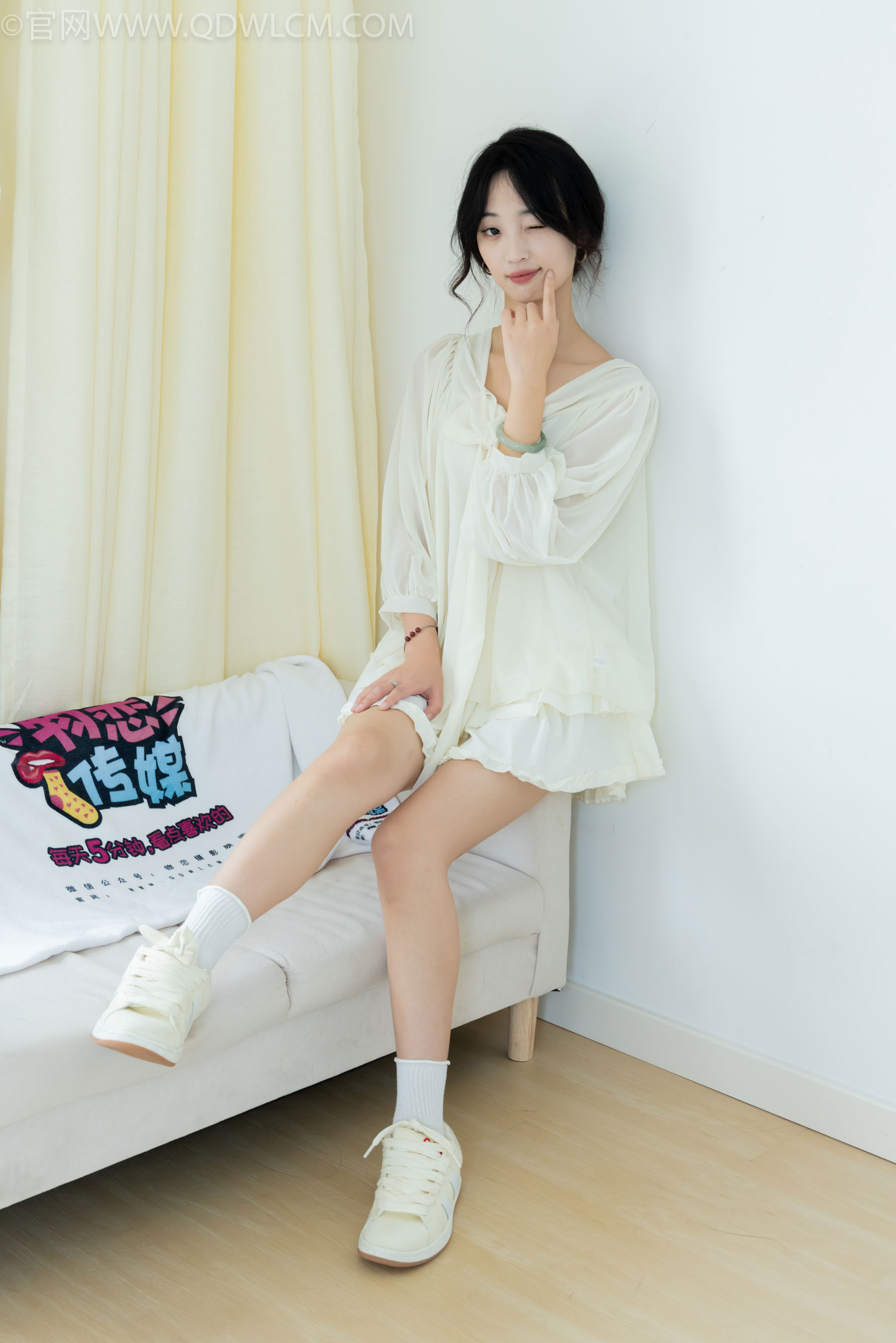 物恋传媒 No.2489 南南 - 板鞋、白棉袜、裸足/(150P)