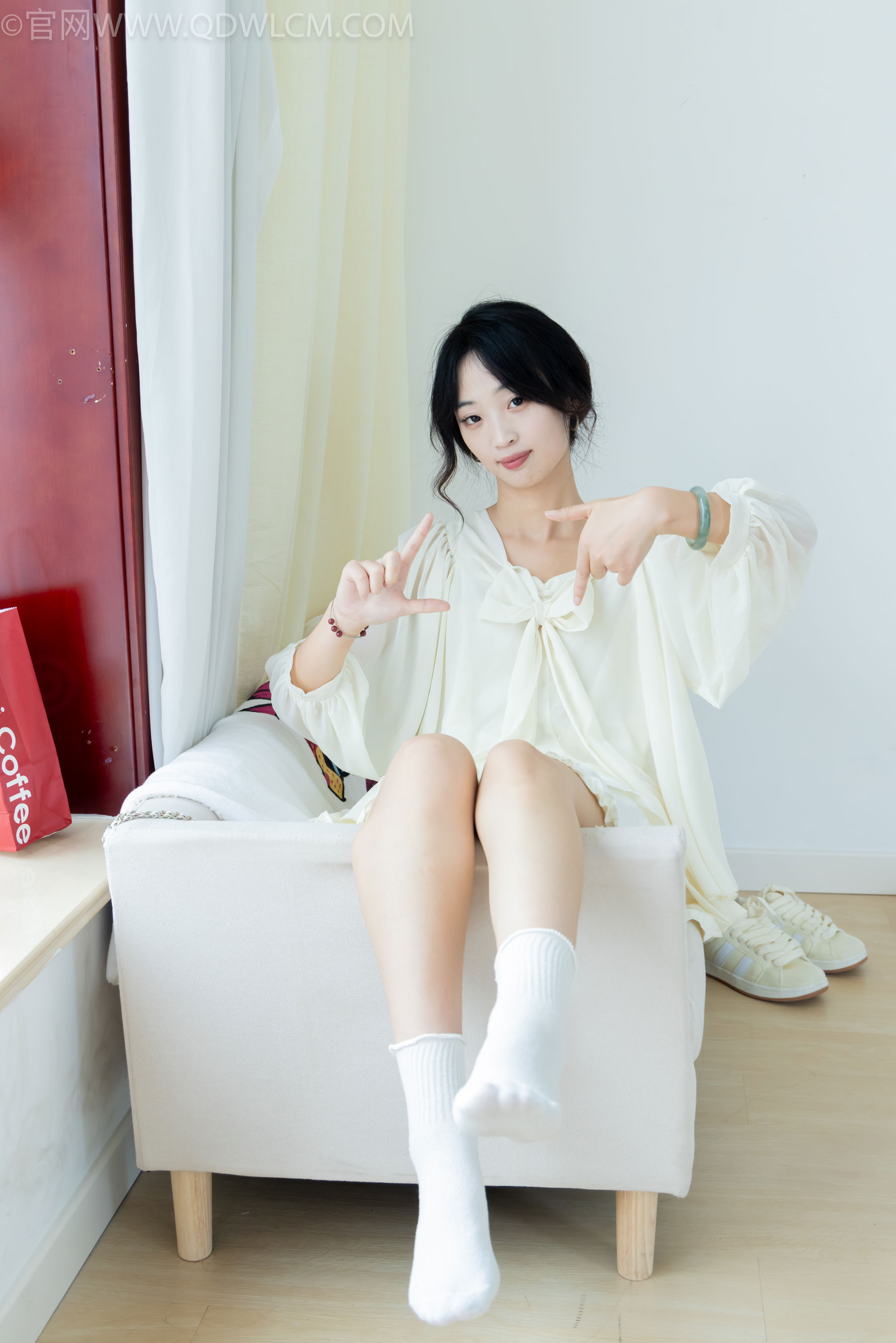 物恋传媒 No.2489 南南 - 板鞋、白棉袜、裸足/(150P)