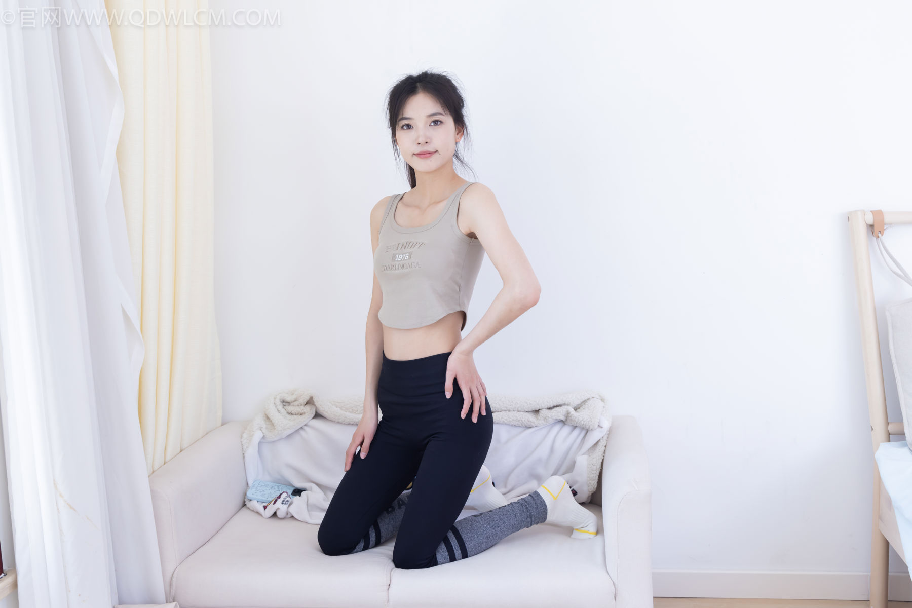 物恋传媒 No.2490 茯苓 - 长靴、白棉袜、裸足/(180P)