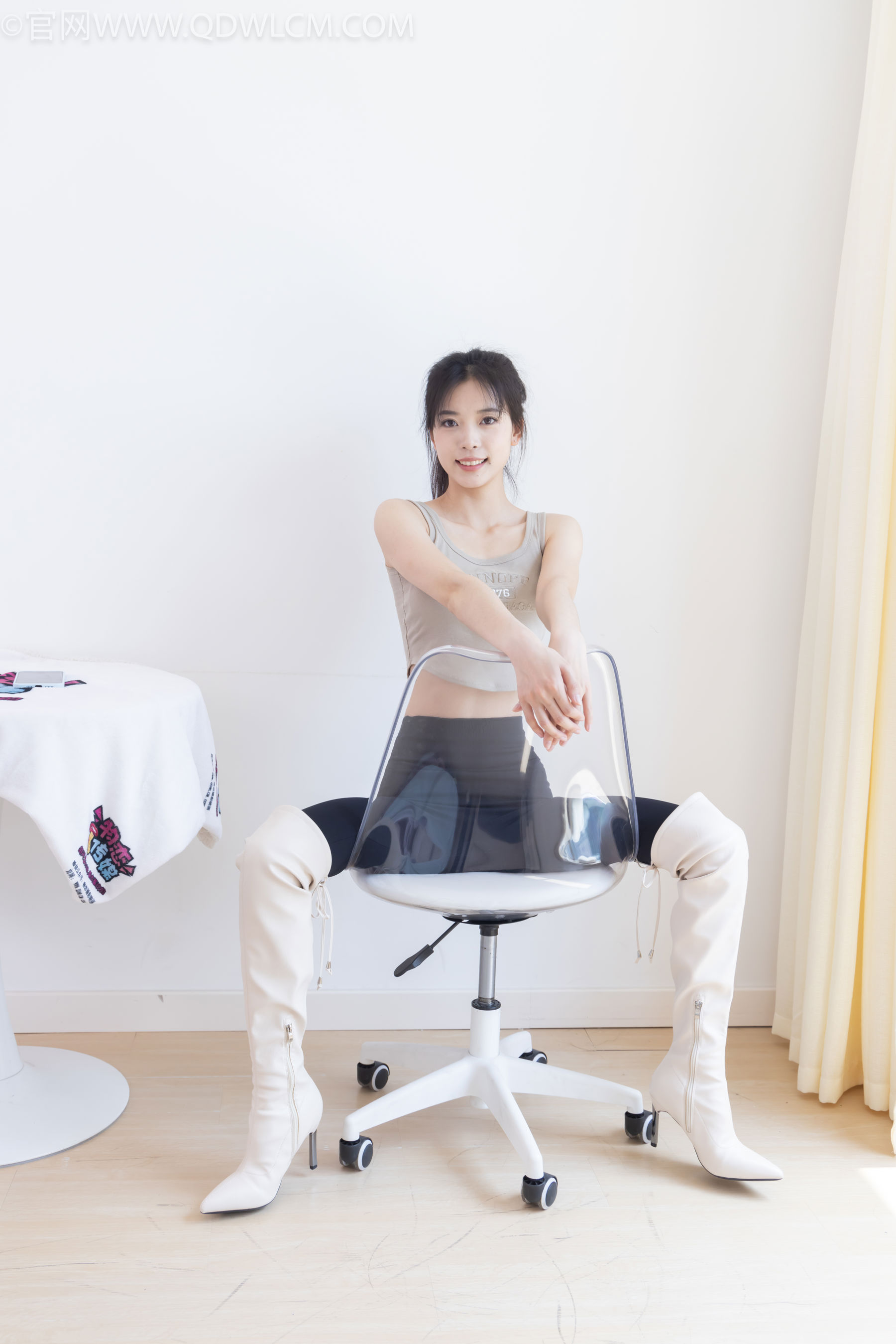 物恋传媒 No.2490 茯苓 - 长靴、白棉袜、裸足/(180P)