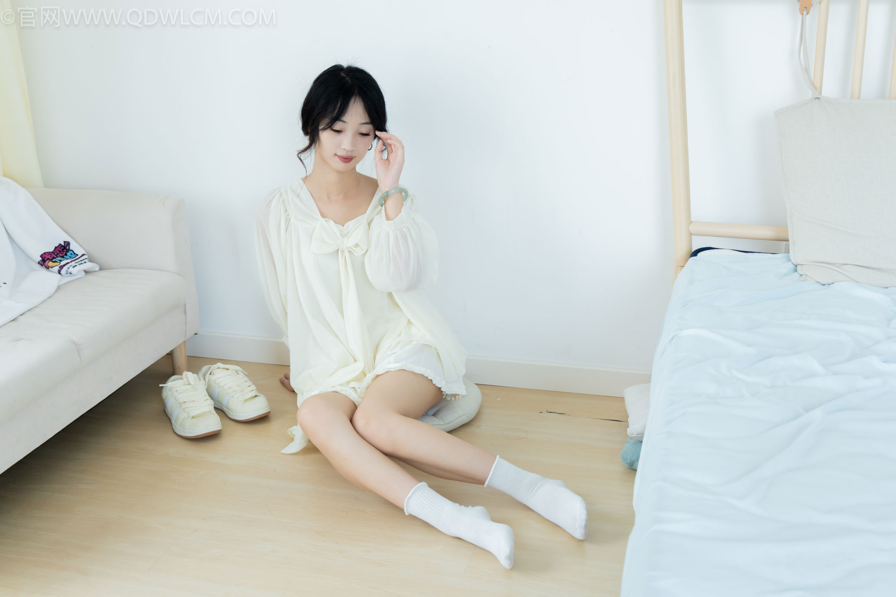 物恋传媒 No.2489 南南 - 板鞋、白棉袜、裸足/(150P)