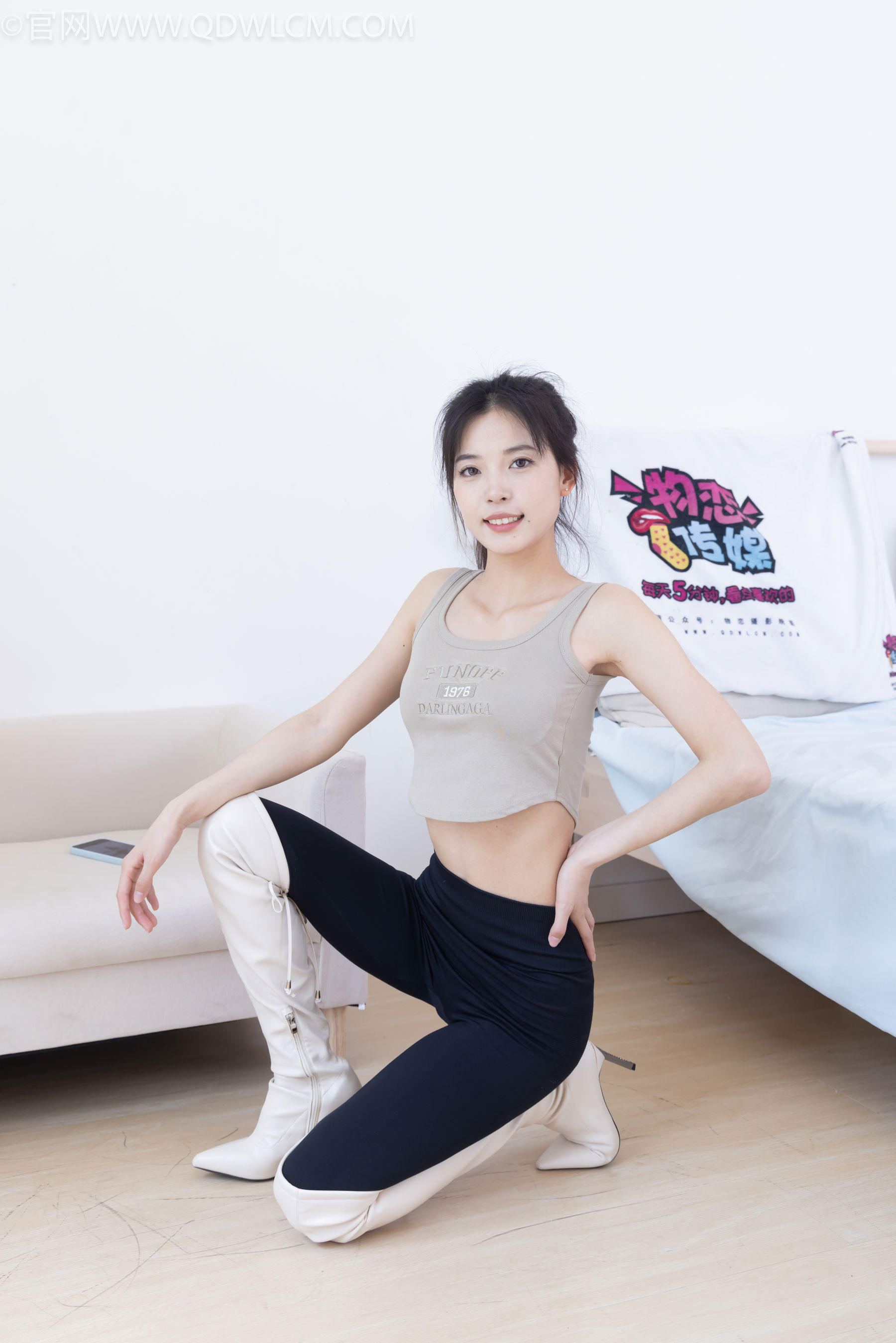 物恋传媒 No.2490 茯苓 - 长靴、白棉袜、裸足/(180P)