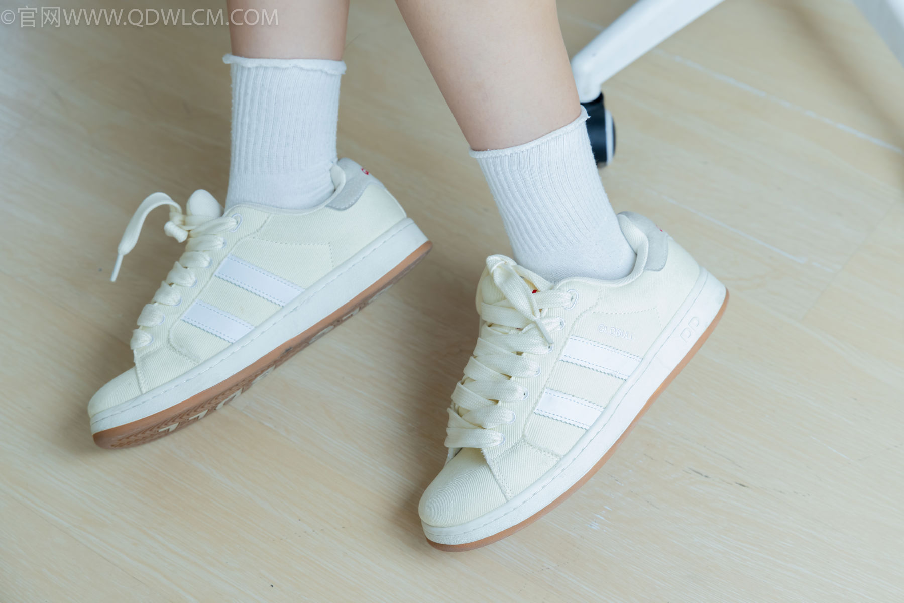 物恋传媒 No.2489 南南 - 板鞋、白棉袜、裸足/(150P)