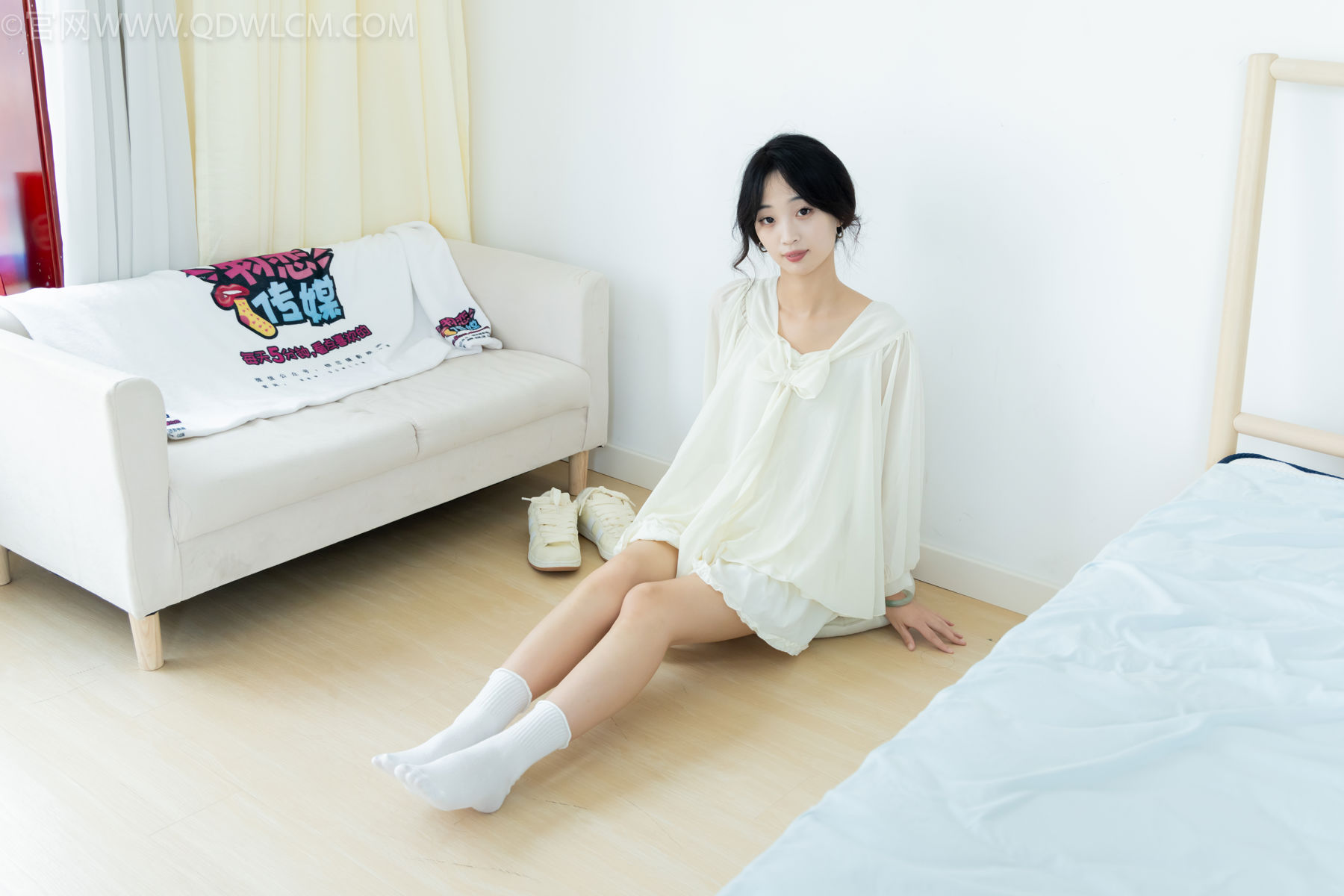 物恋传媒 No.2489 南南 - 板鞋、白棉袜、裸足/(150P)