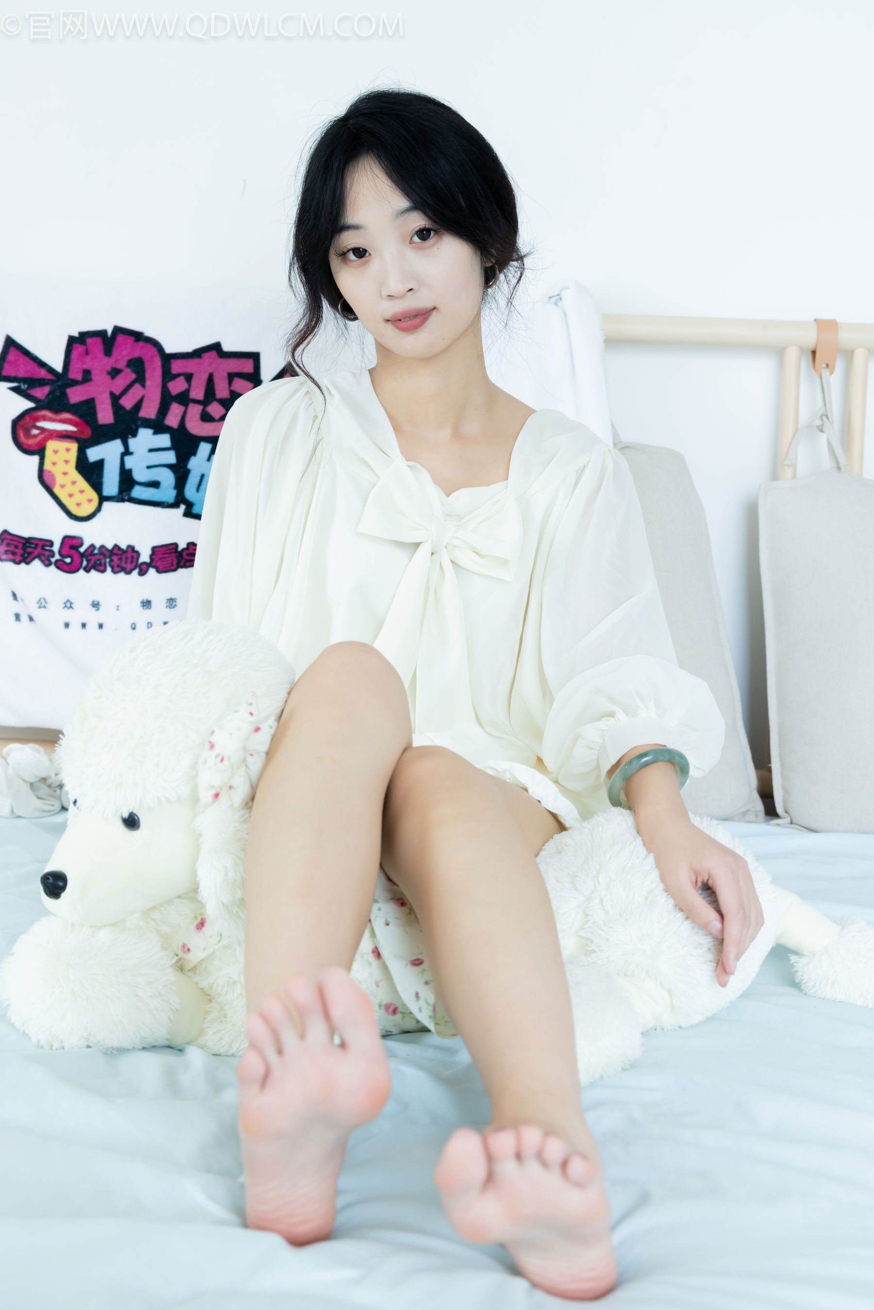 物恋传媒 No.2489 南南 - 板鞋、白棉袜、裸足/(150P)