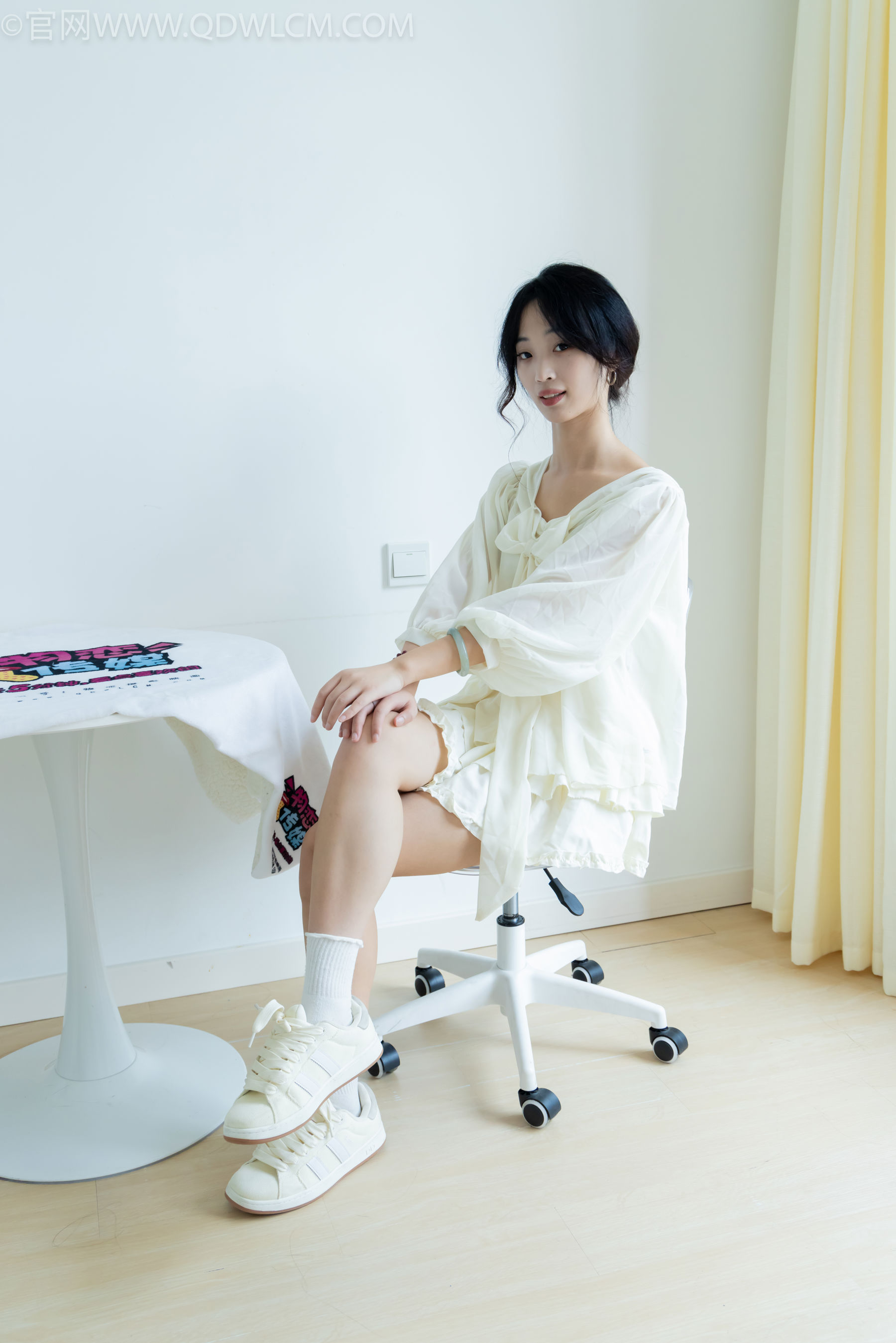 物恋传媒 No.2489 南南 - 板鞋、白棉袜、裸足/(150P)