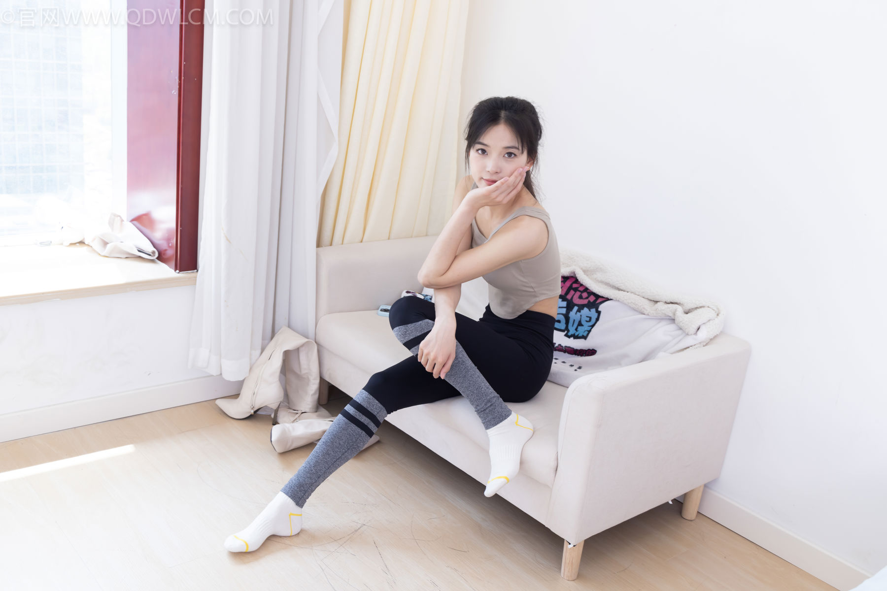 物恋传媒 No.2490 茯苓 - 长靴、白棉袜、裸足/(180P)