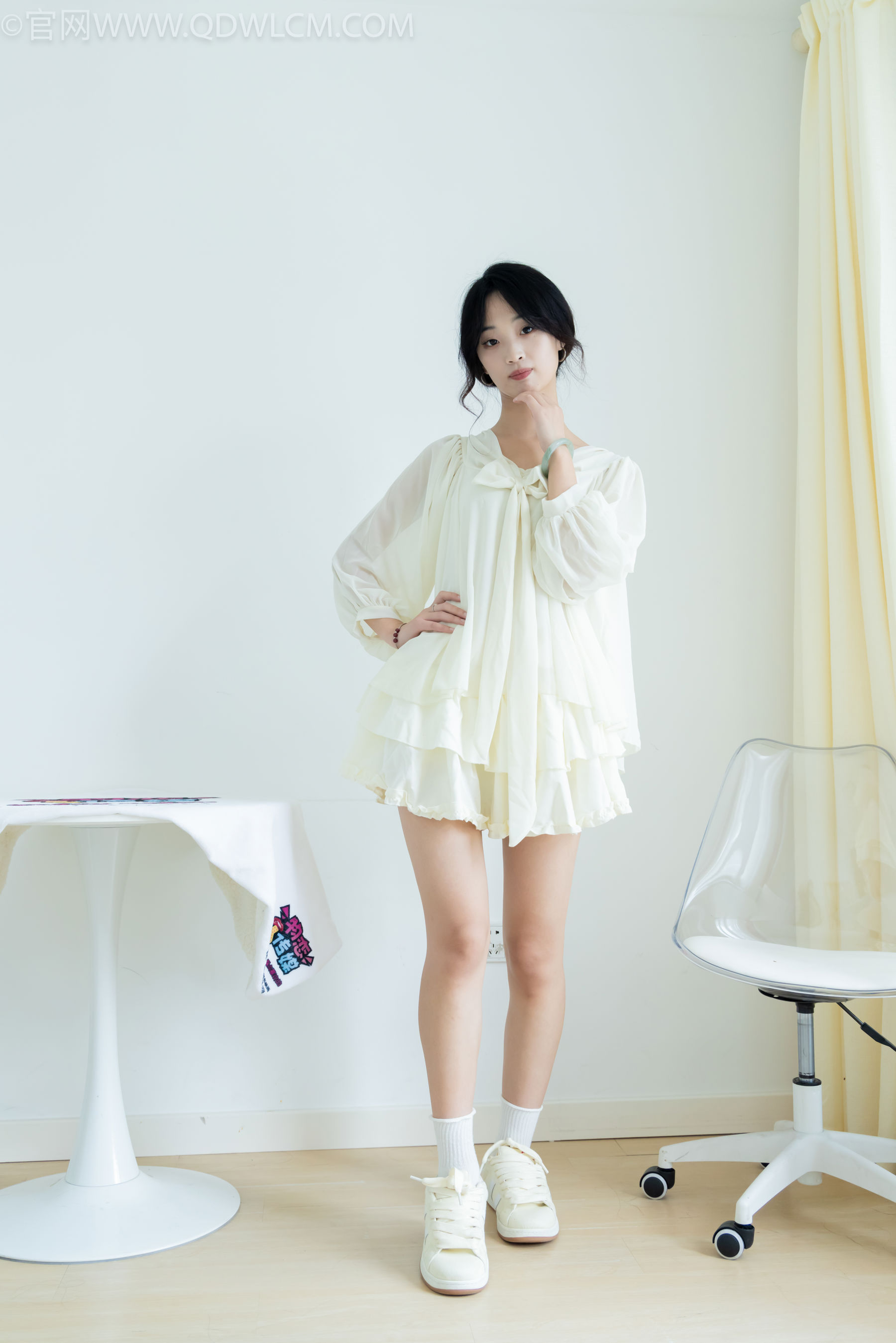 物恋传媒 No.2489 南南 - 板鞋、白棉袜、裸足/(150P)