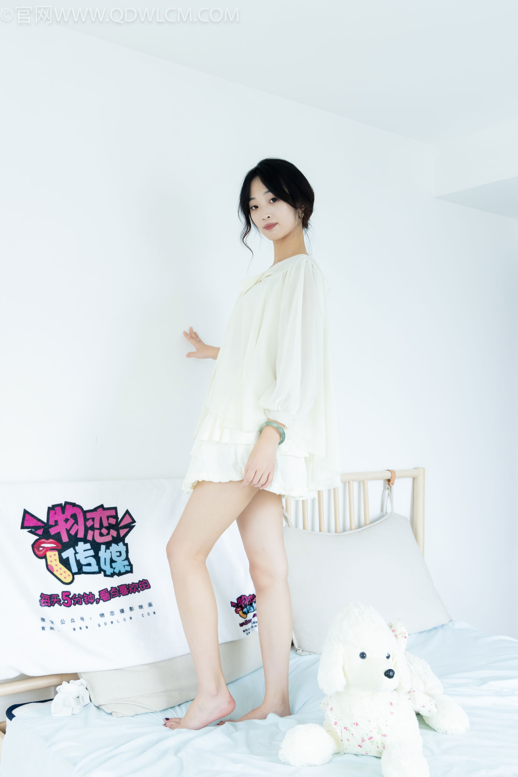 物恋传媒 No.2489 南南 - 板鞋、白棉袜、裸足/(150P)