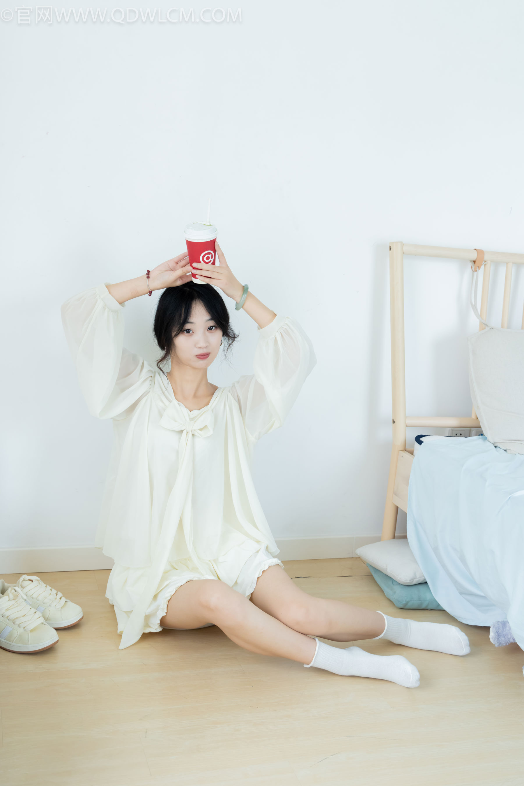 物恋传媒 No.2489 南南 - 板鞋、白棉袜、裸足/(150P)