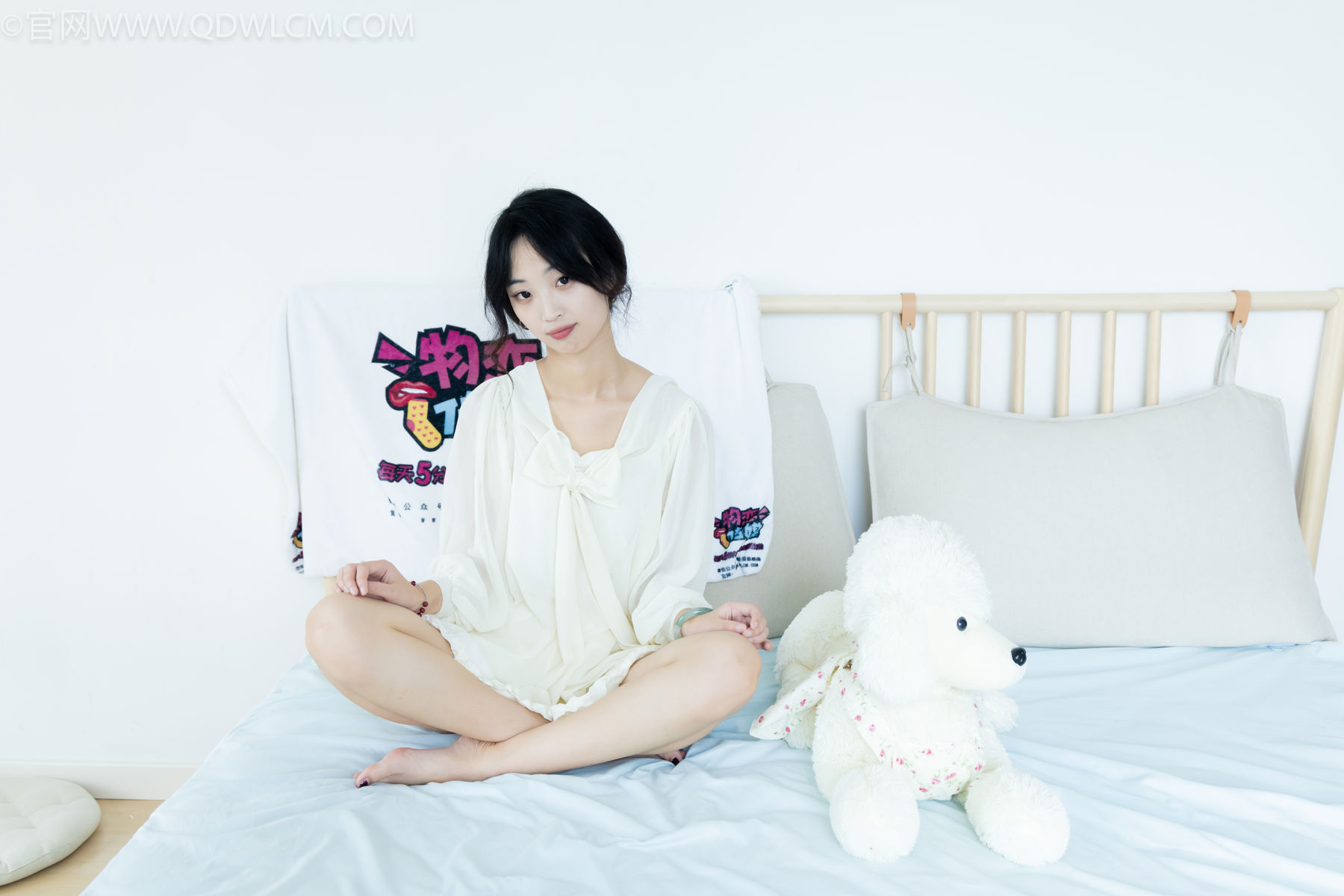 物恋传媒 No.2489 南南 - 板鞋、白棉袜、裸足/(150P)