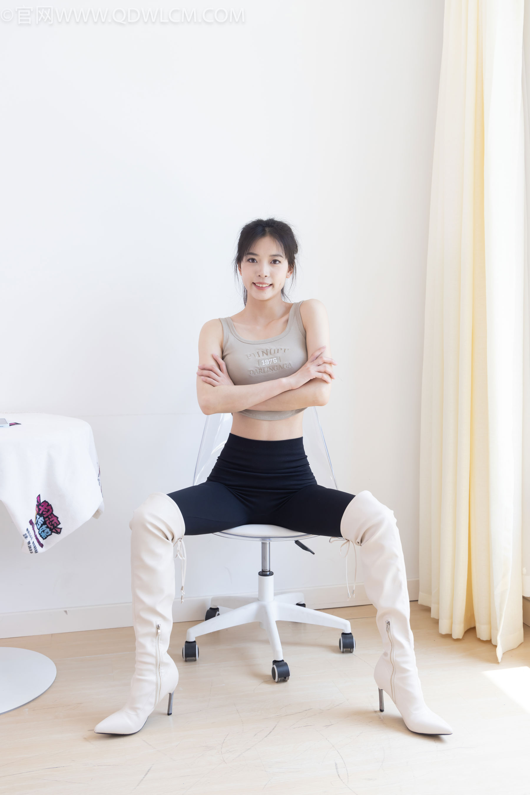 物恋传媒 No.2490 茯苓 - 长靴、白棉袜、裸足/(180P)