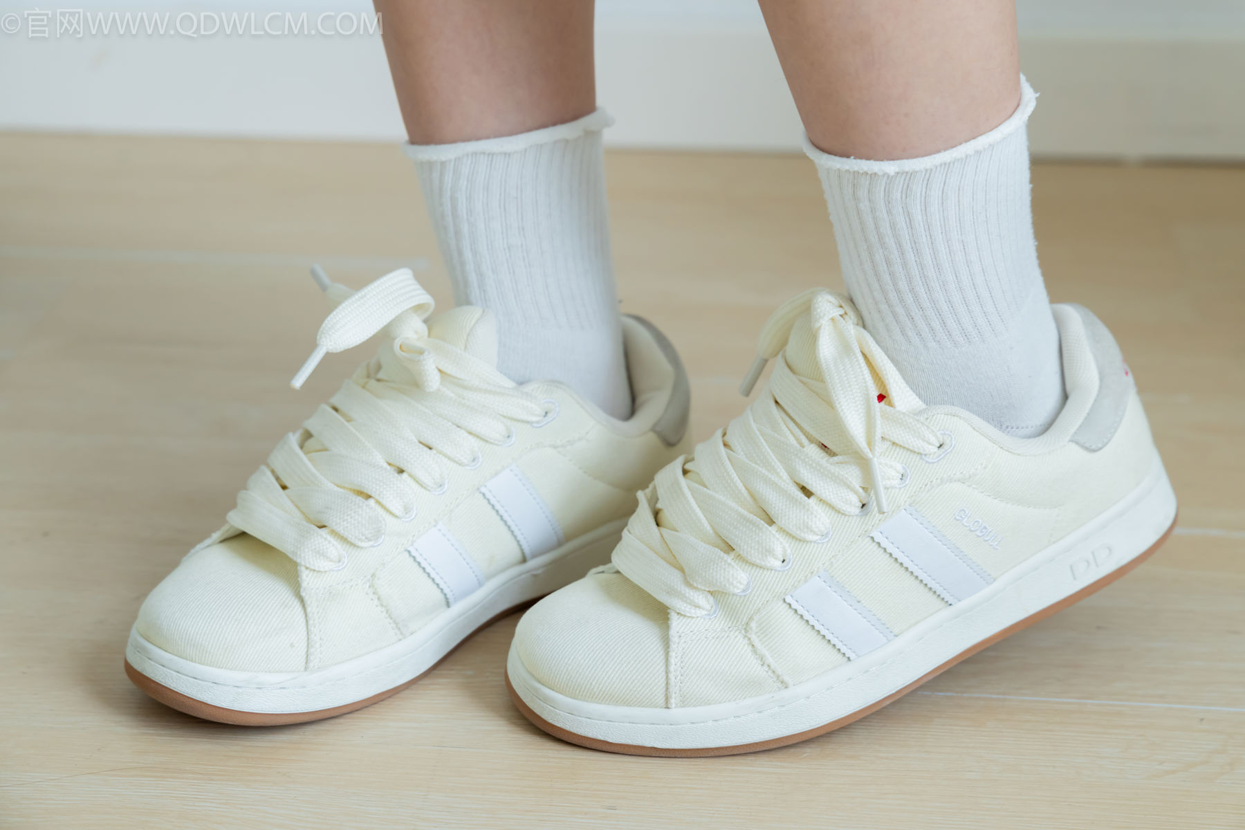 物恋传媒 No.2489 南南 - 板鞋、白棉袜、裸足/(150P)