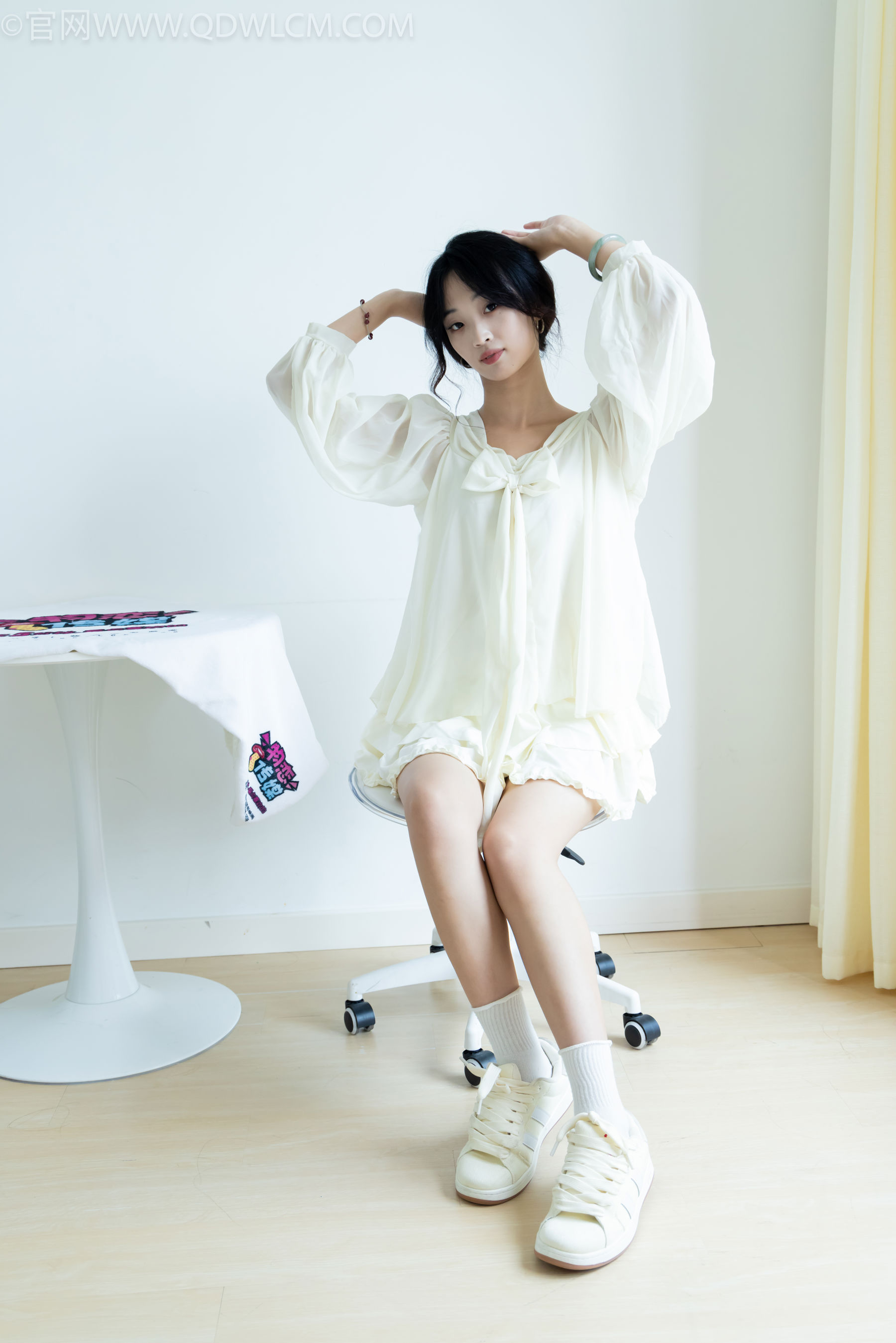 物恋传媒 No.2489 南南 - 板鞋、白棉袜、裸足/(150P)