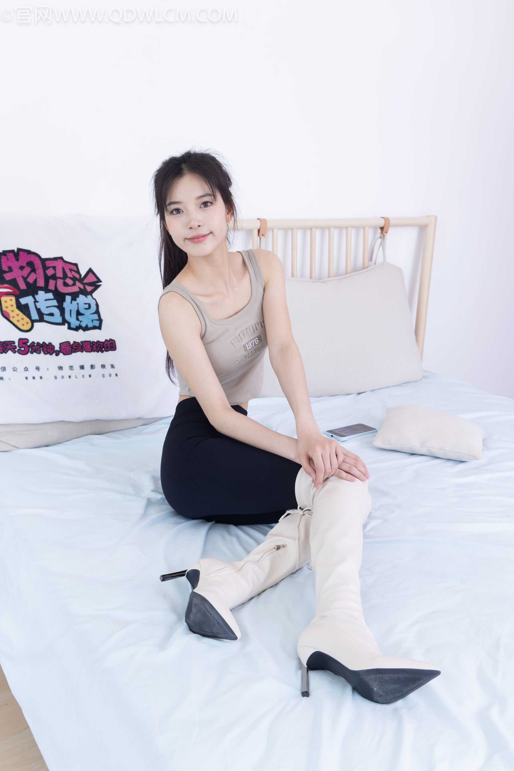 物恋传媒 No.2490 茯苓 - 长靴、白棉袜、裸足/(180P)