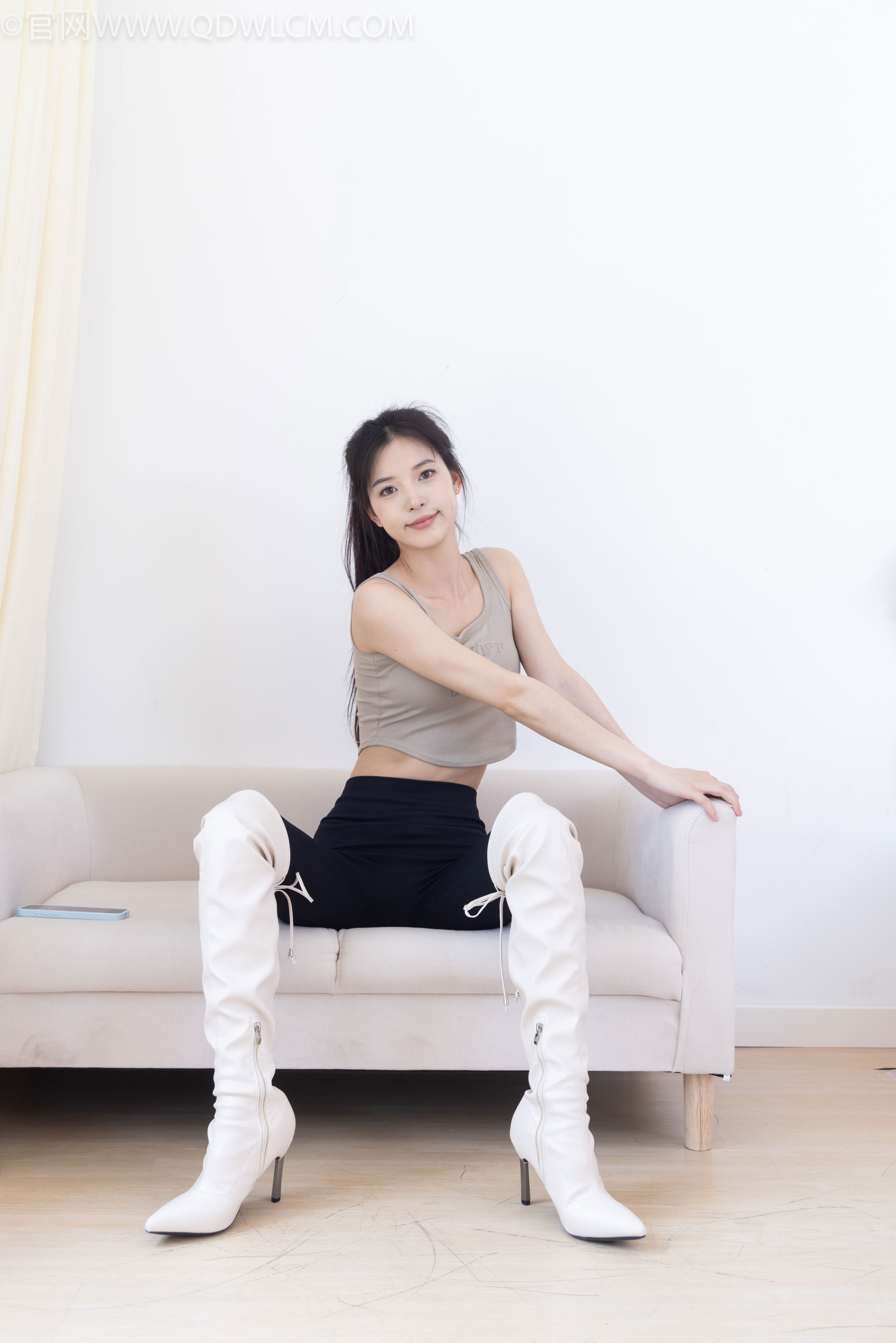 物恋传媒 No.2490 茯苓 - 长靴、白棉袜、裸足/(180P)