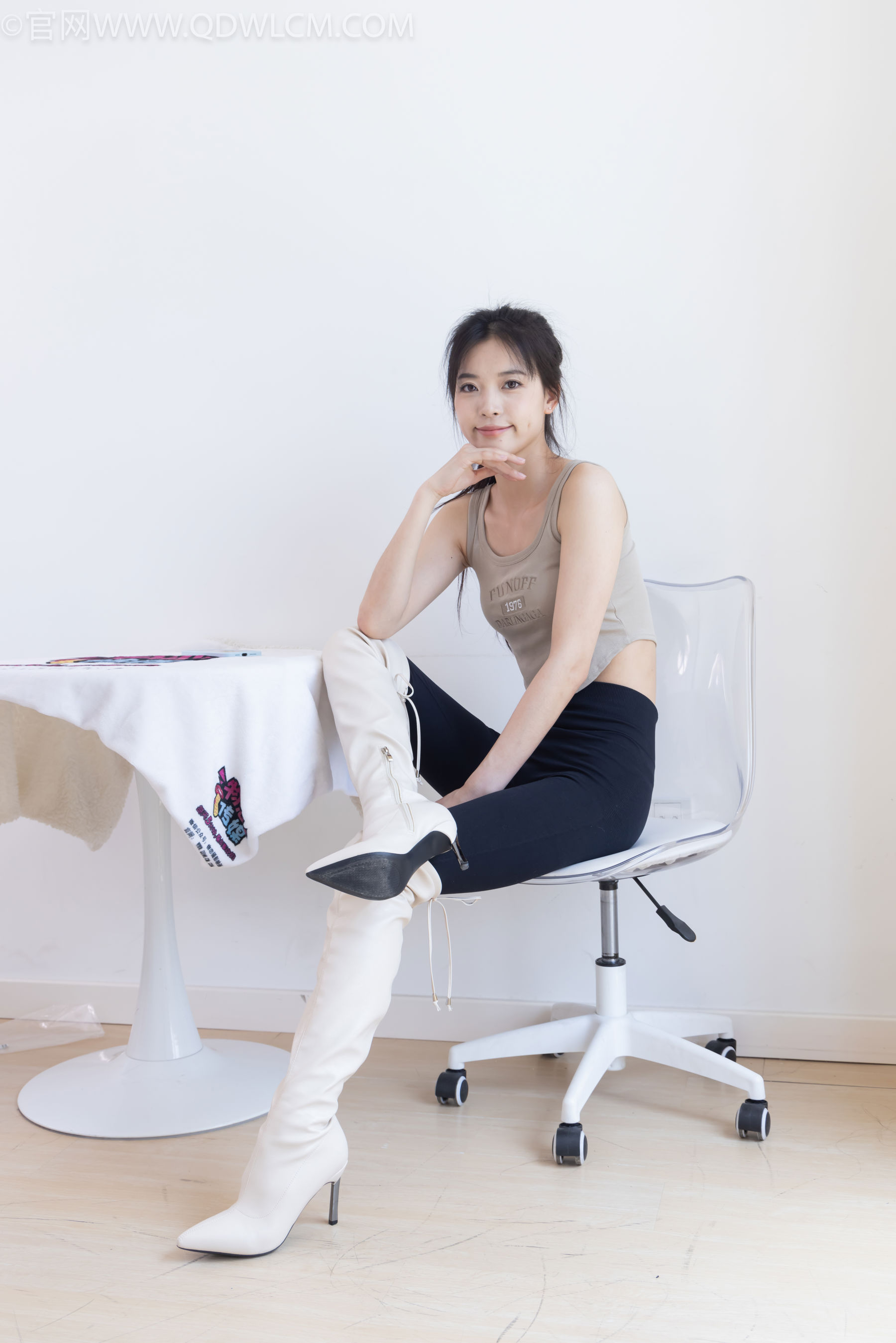 物恋传媒 No.2490 茯苓 - 长靴、白棉袜、裸足/(180P)