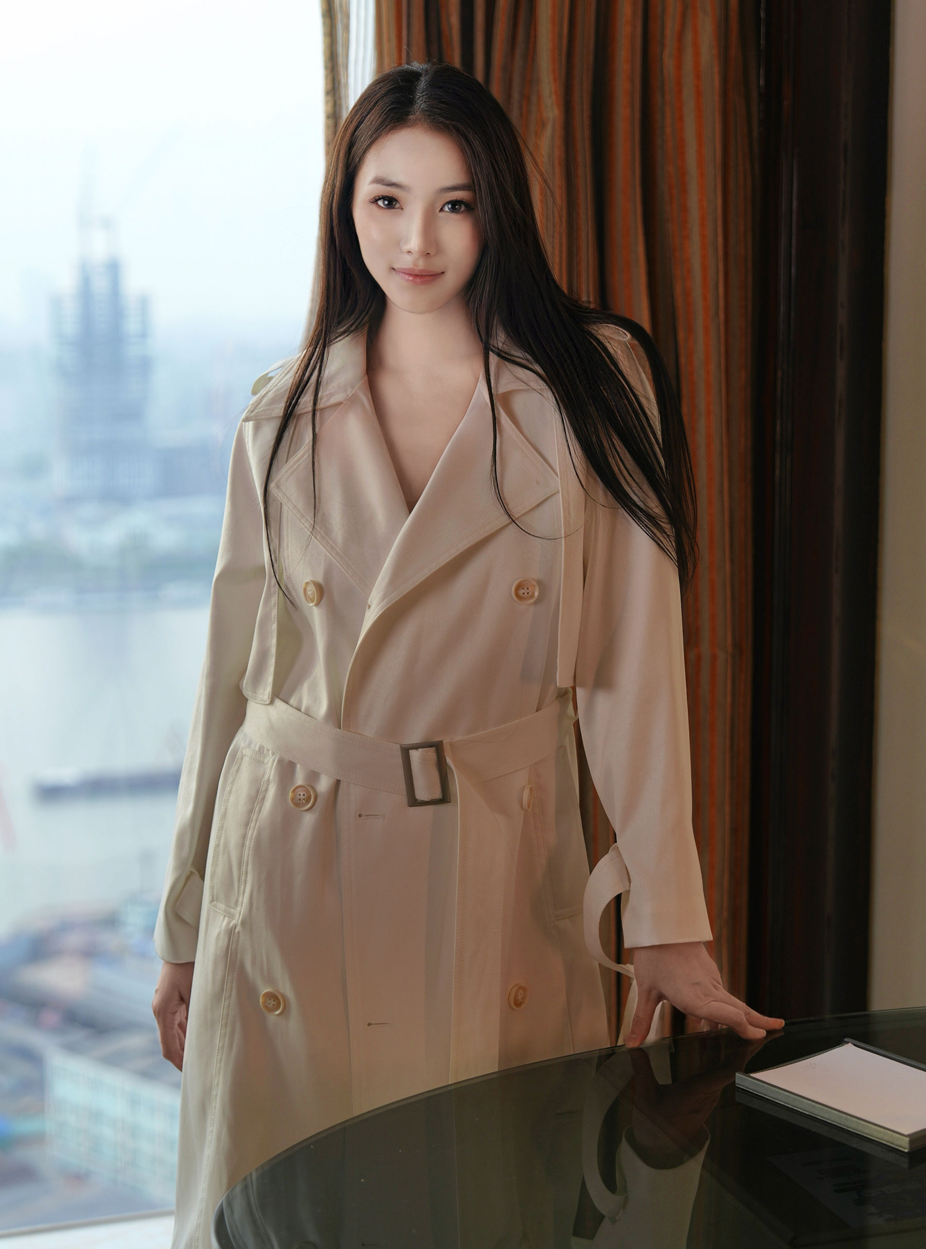 娅轩ELVA - 风衣下的红色/(75P)