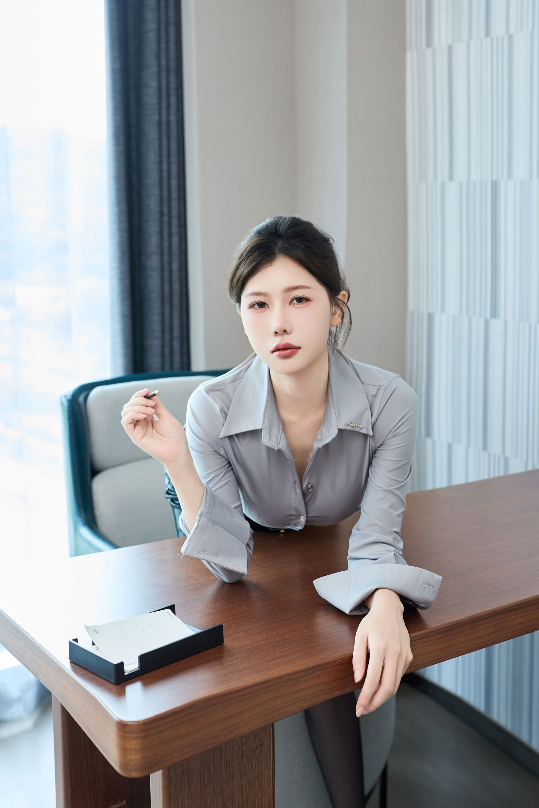 尹甜甜 - OL皮裙/(97P)