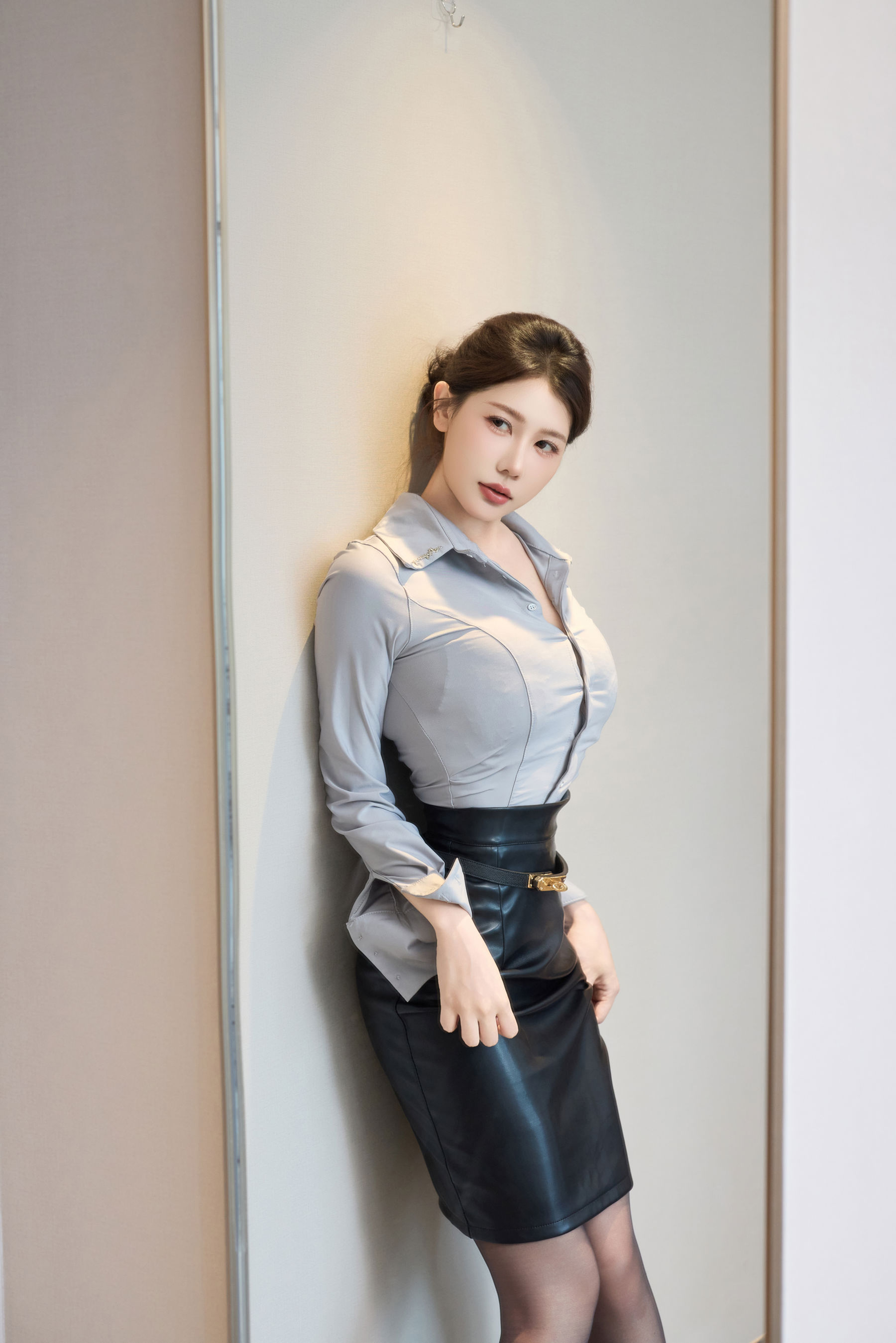 尹甜甜 - OL皮裙/(97P)