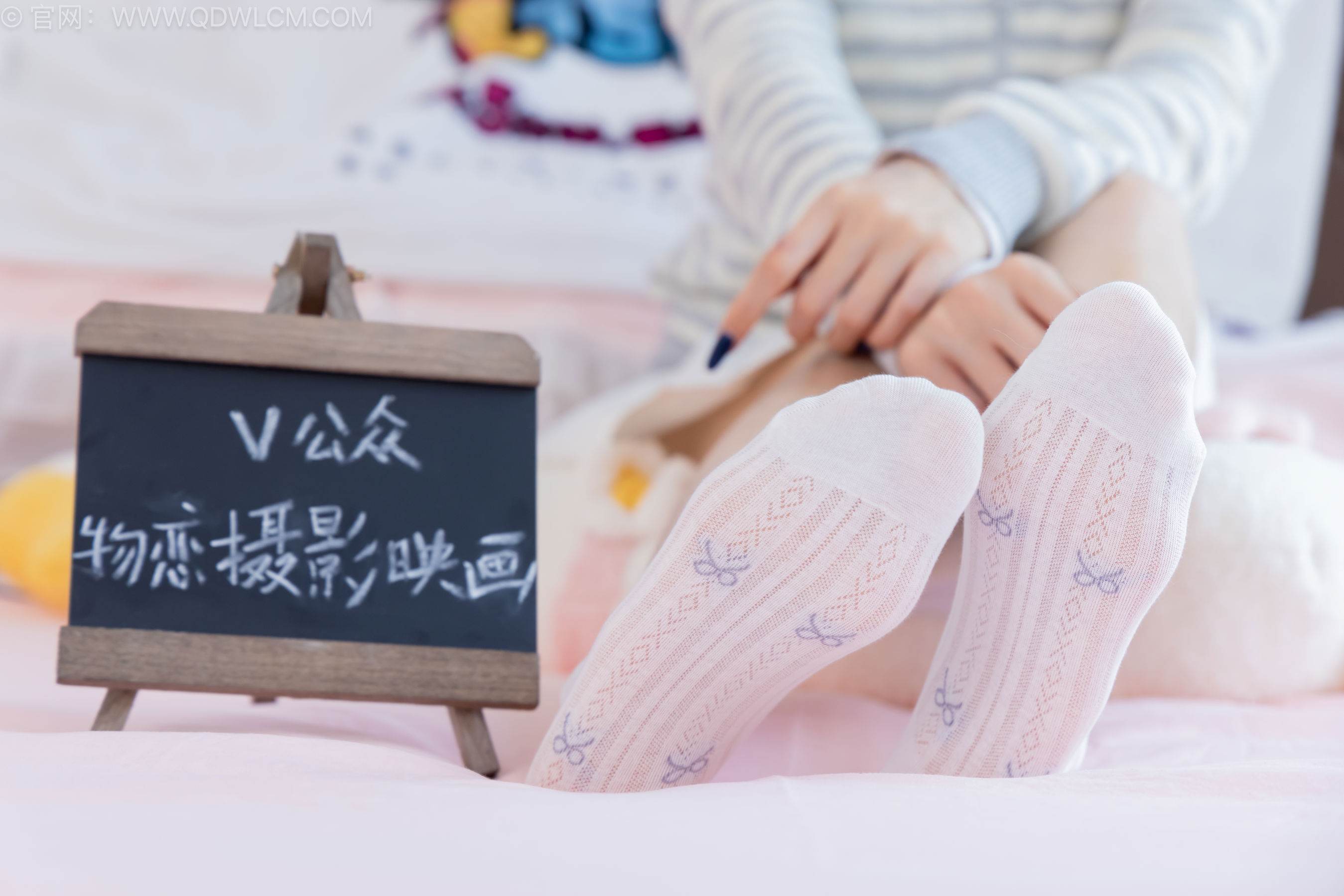 物恋传媒 No.2571 灵儿 - 板鞋、白棉袜、裸足/(154P)