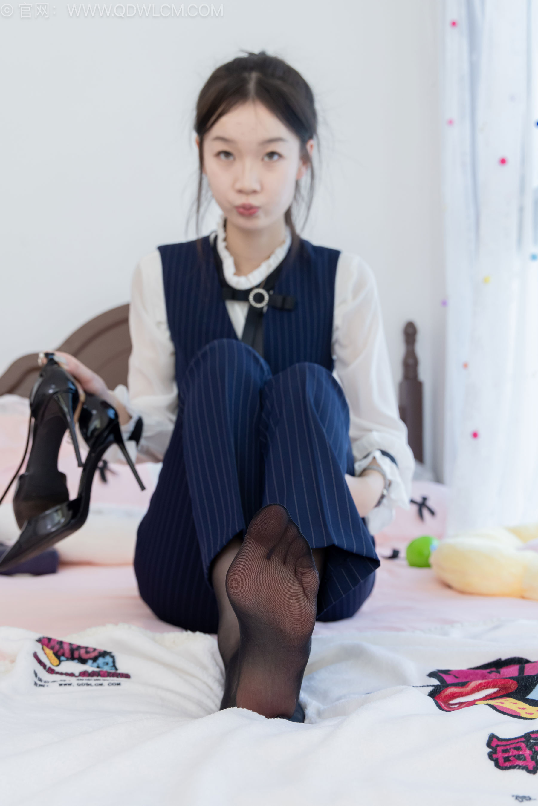 物恋传媒 No.2578 水蜜桃 - 高跟鞋、薄黑丝、银行制服、裤里丝/(157P)