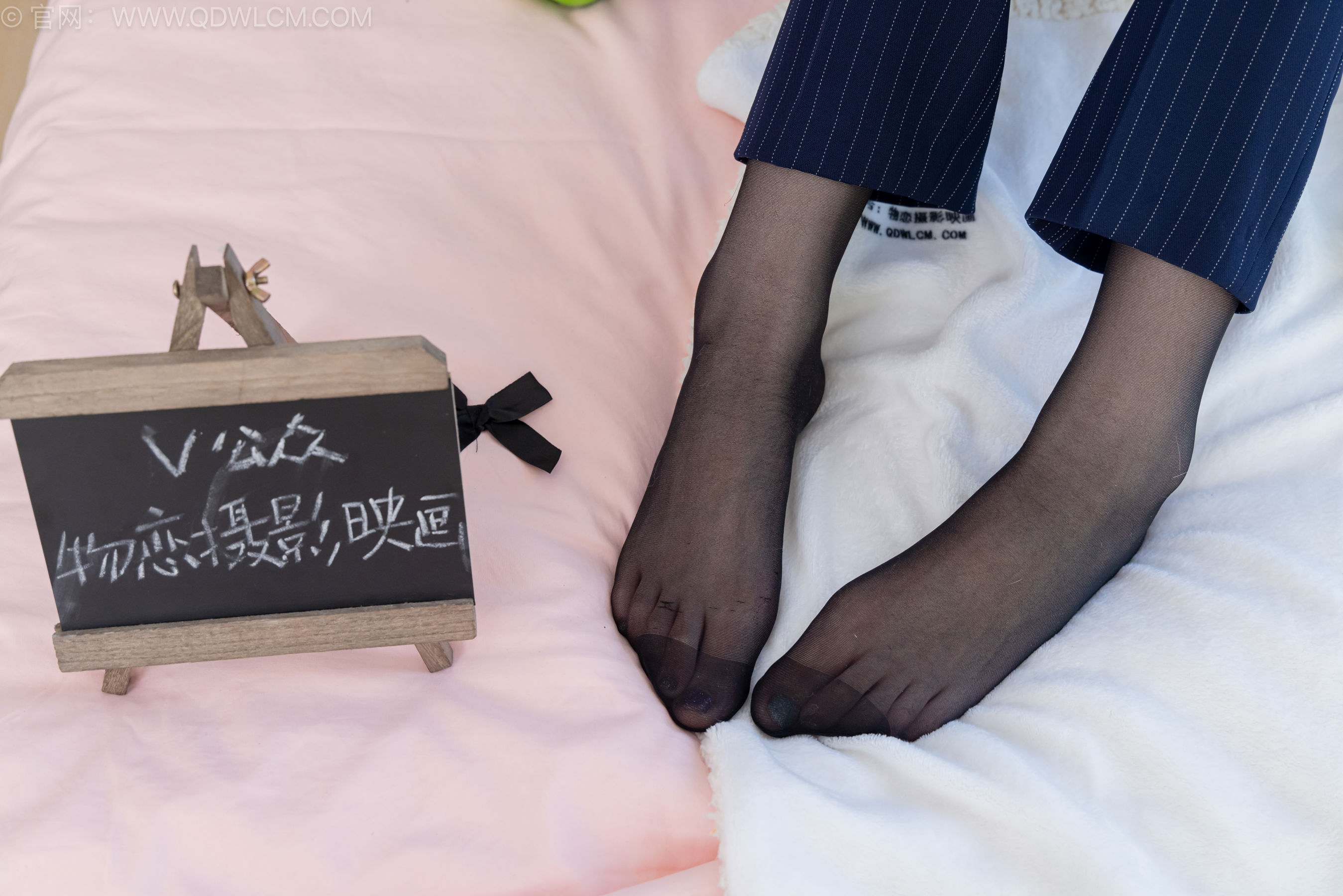 物恋传媒 No.2578 水蜜桃 - 高跟鞋、薄黑丝、银行制服、裤里丝/(157P)