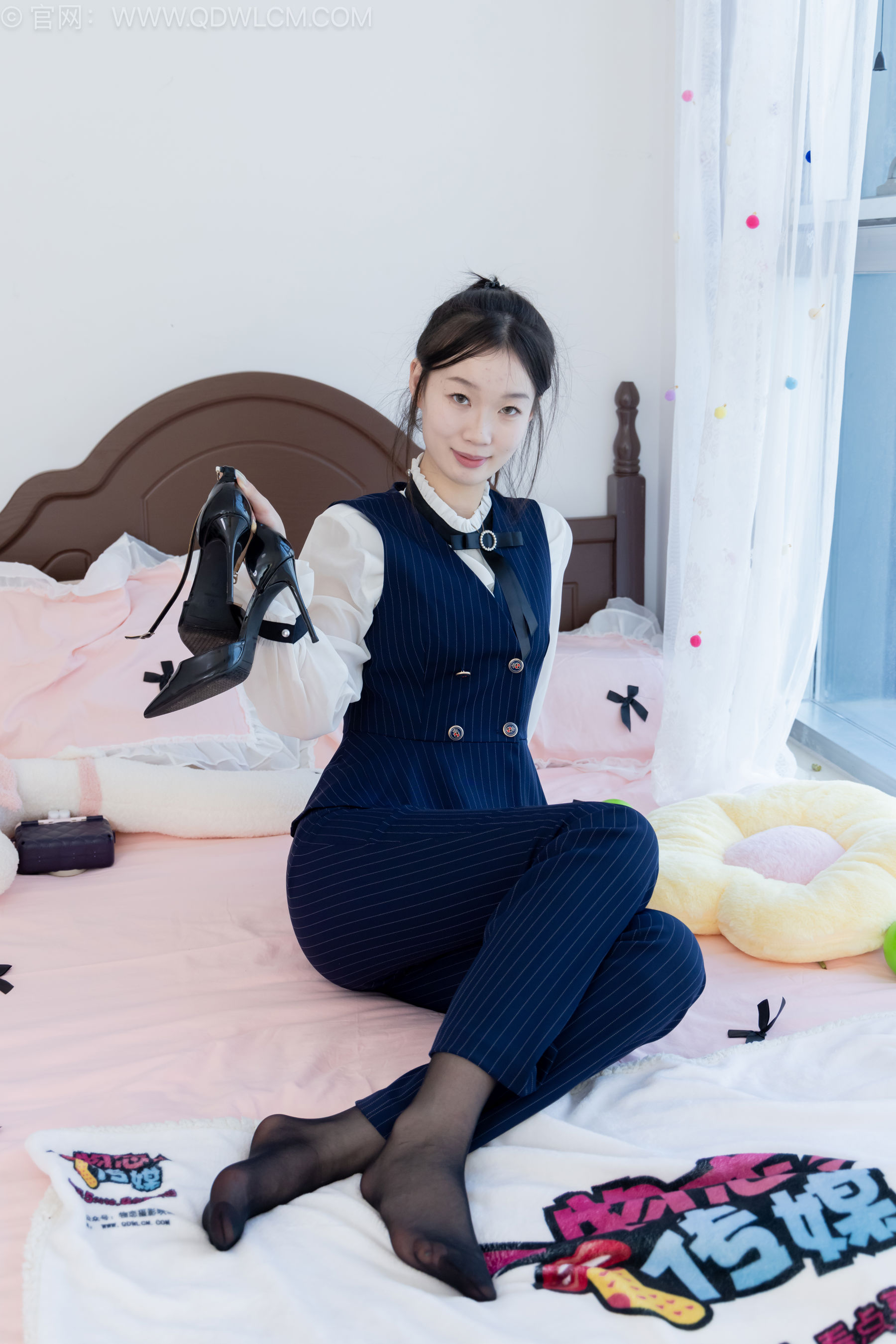 物恋传媒 No.2578 水蜜桃 - 高跟鞋、薄黑丝、银行制服、裤里丝/(157P)