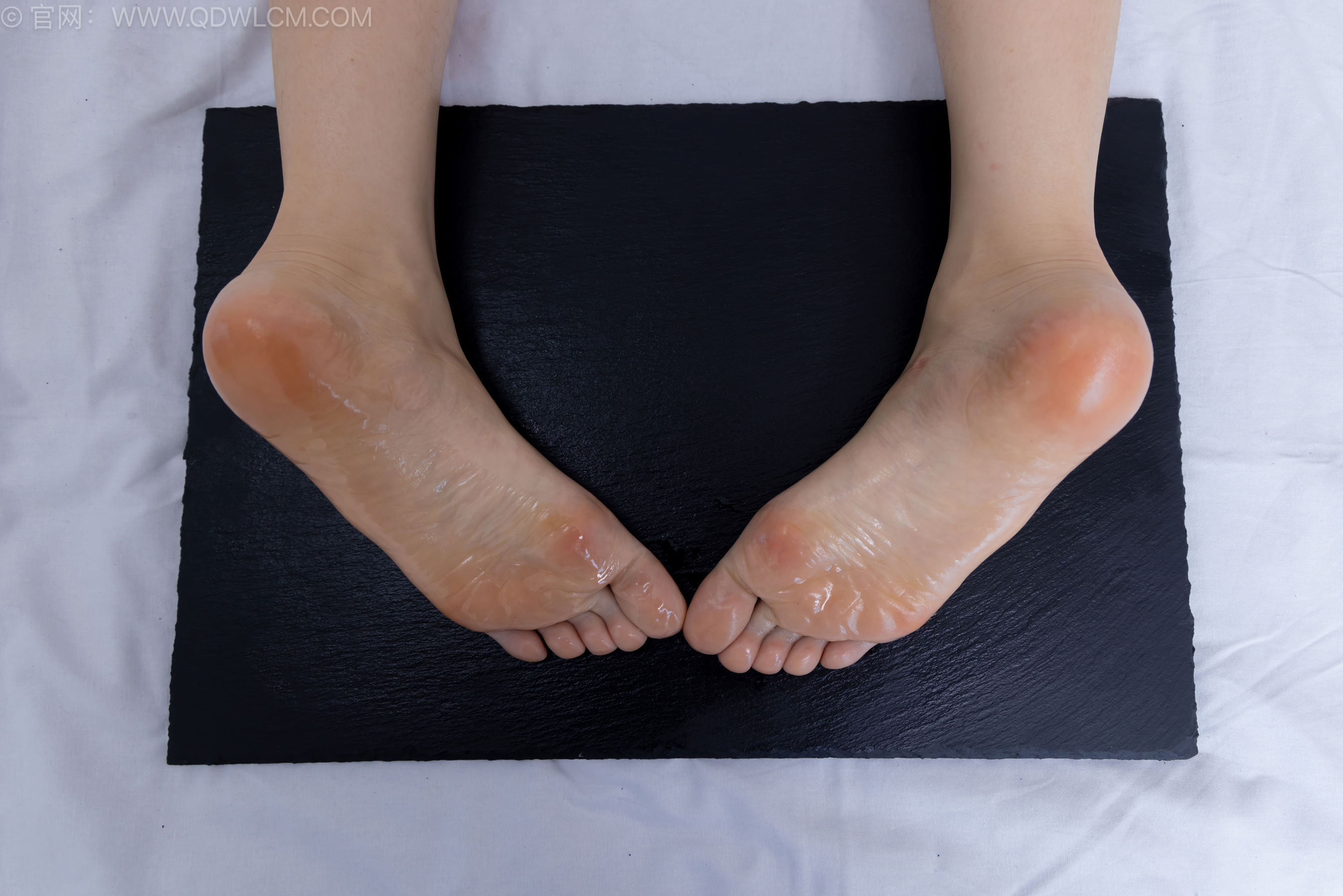 物恋传媒 No.2577 菜菜 - 皮鞋、小腿薄黑丝、裸足/(305P)