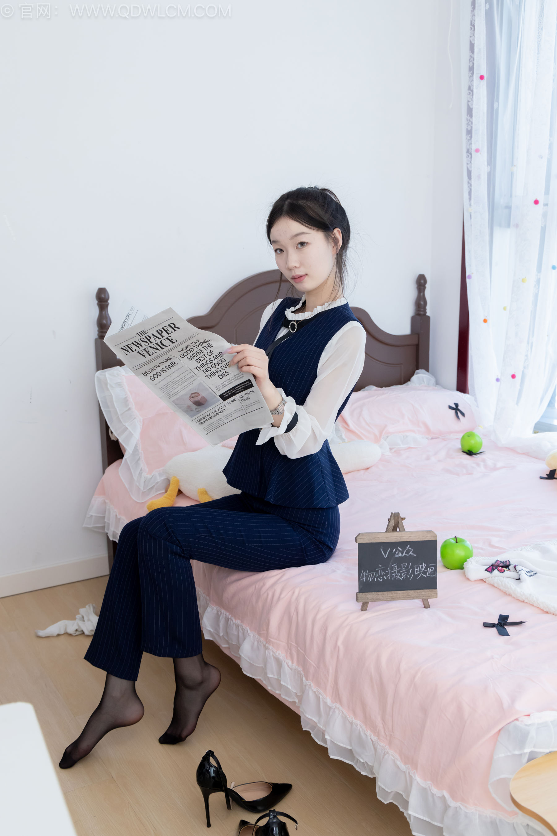 物恋传媒 No.2578 水蜜桃 - 高跟鞋、薄黑丝、银行制服、裤里丝/(157P)