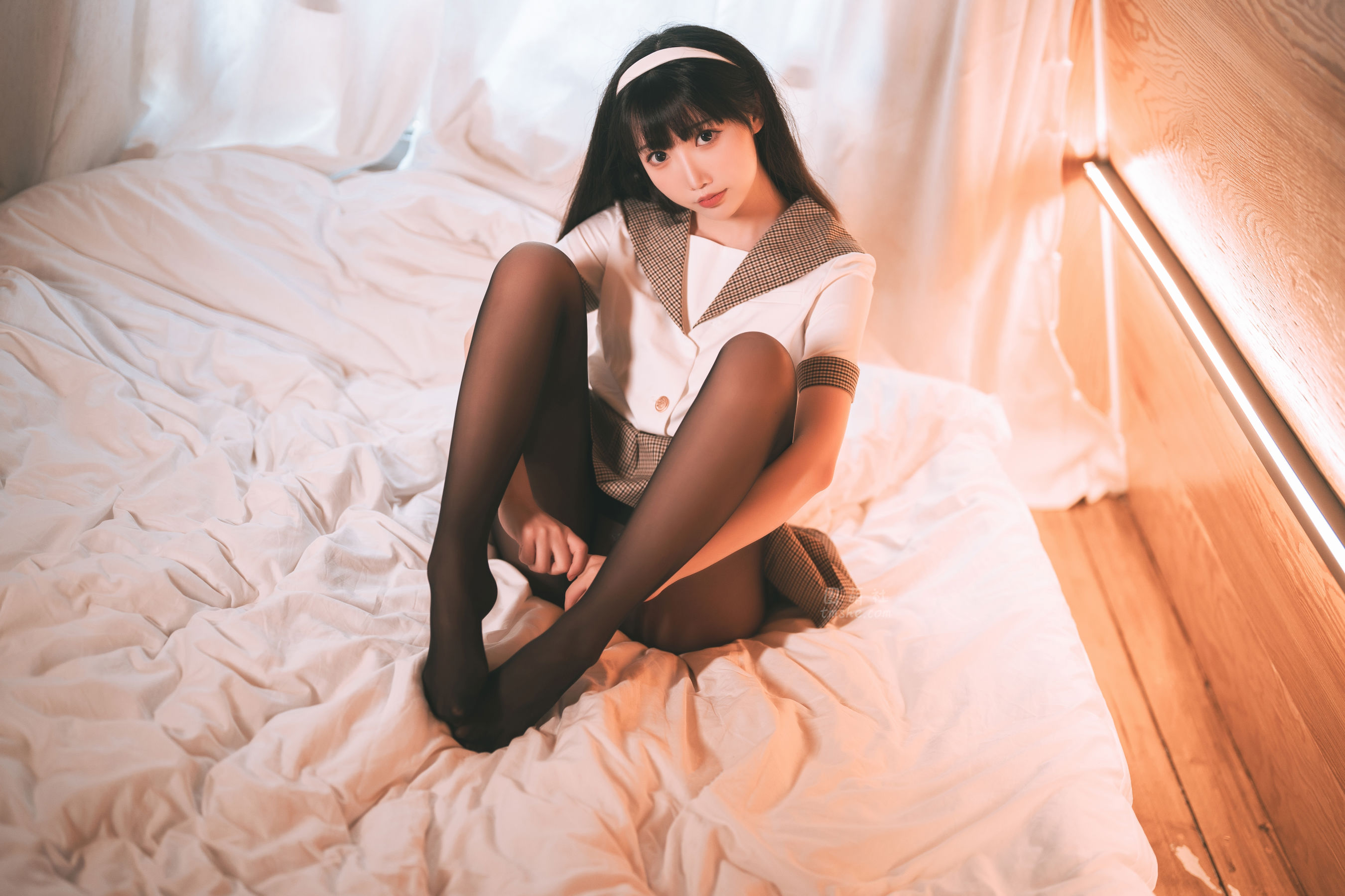 可爱人气Coser 面饼仙儿 - 黑丝露营JK/(40P)