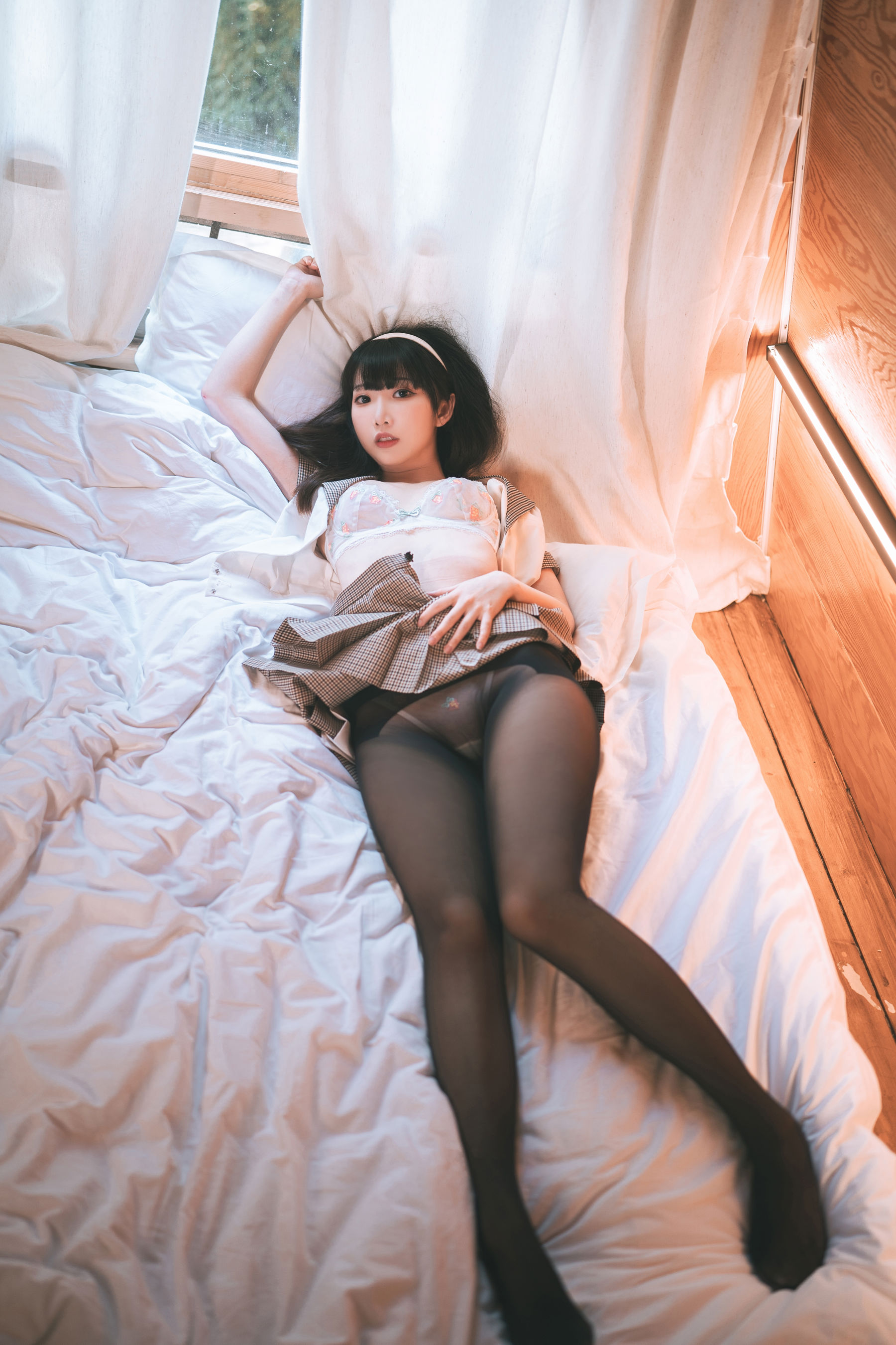 可爱人气Coser 面饼仙儿 - 黑丝露营JK/(40P)