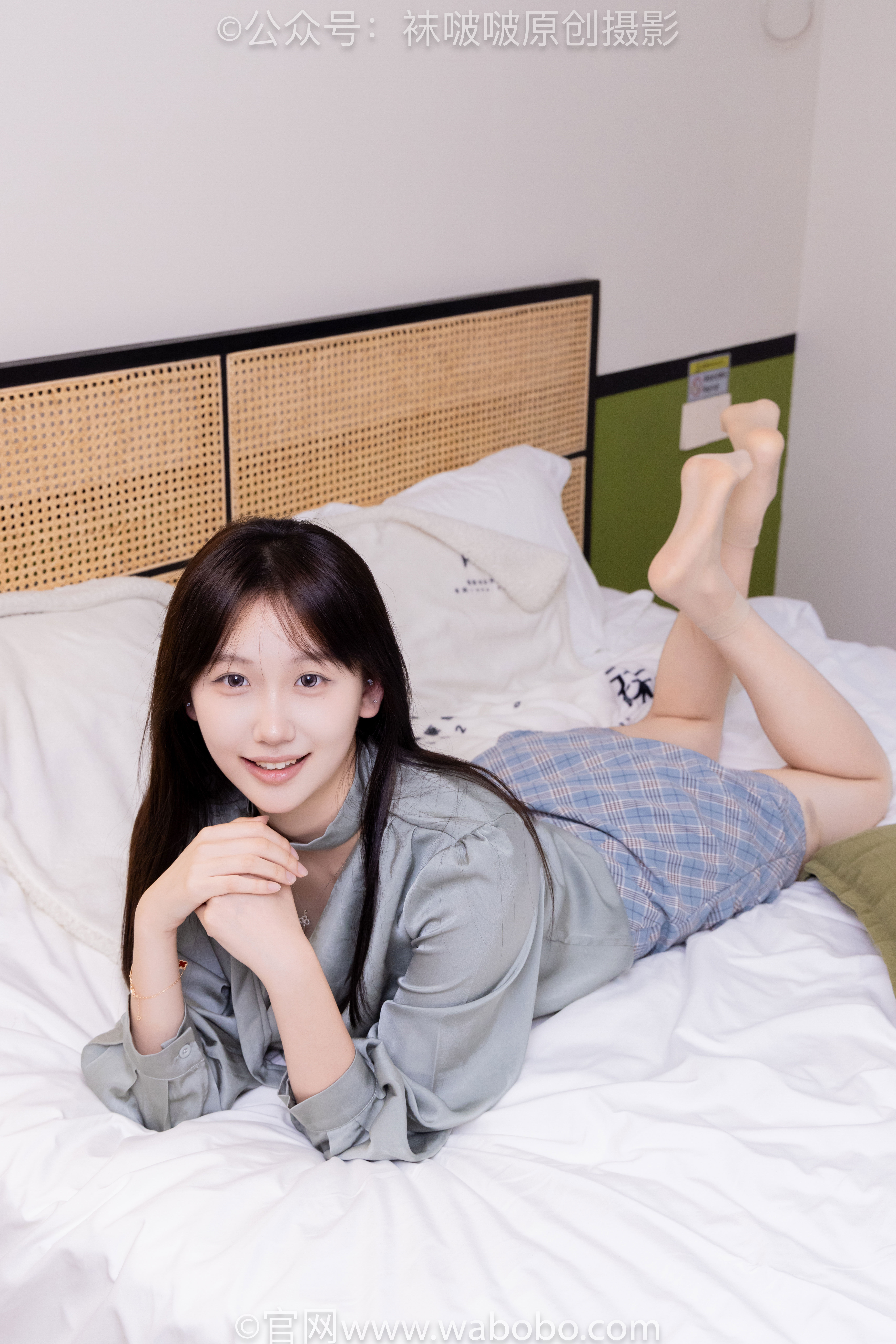 BoBoSocks袜啵啵 No.641 香菜 - 萨洛蒙运动鞋、黑棉袜、短肉丝/(189P)