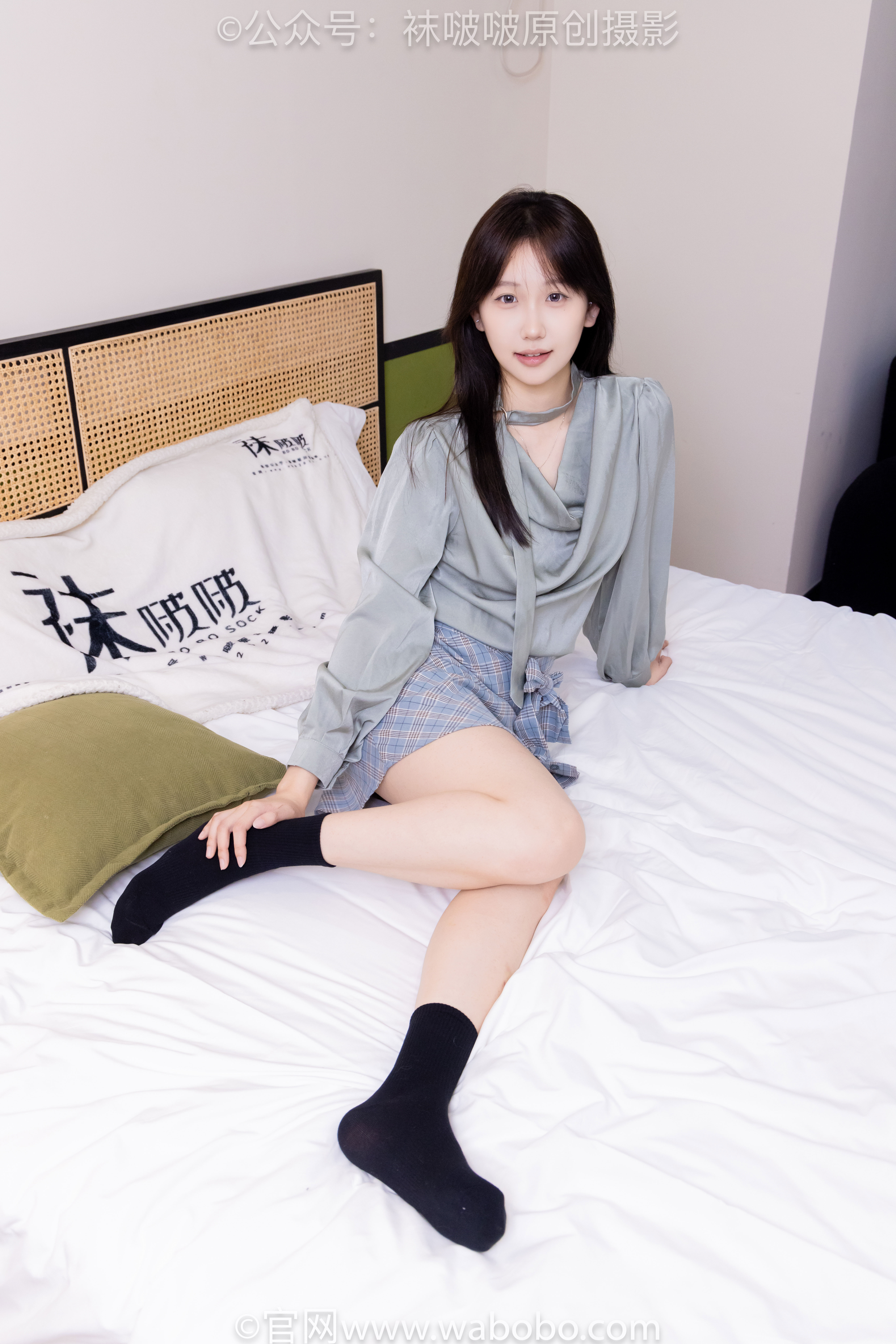 BoBoSocks袜啵啵 No.641 香菜 - 萨洛蒙运动鞋、黑棉袜、短肉丝/(189P)