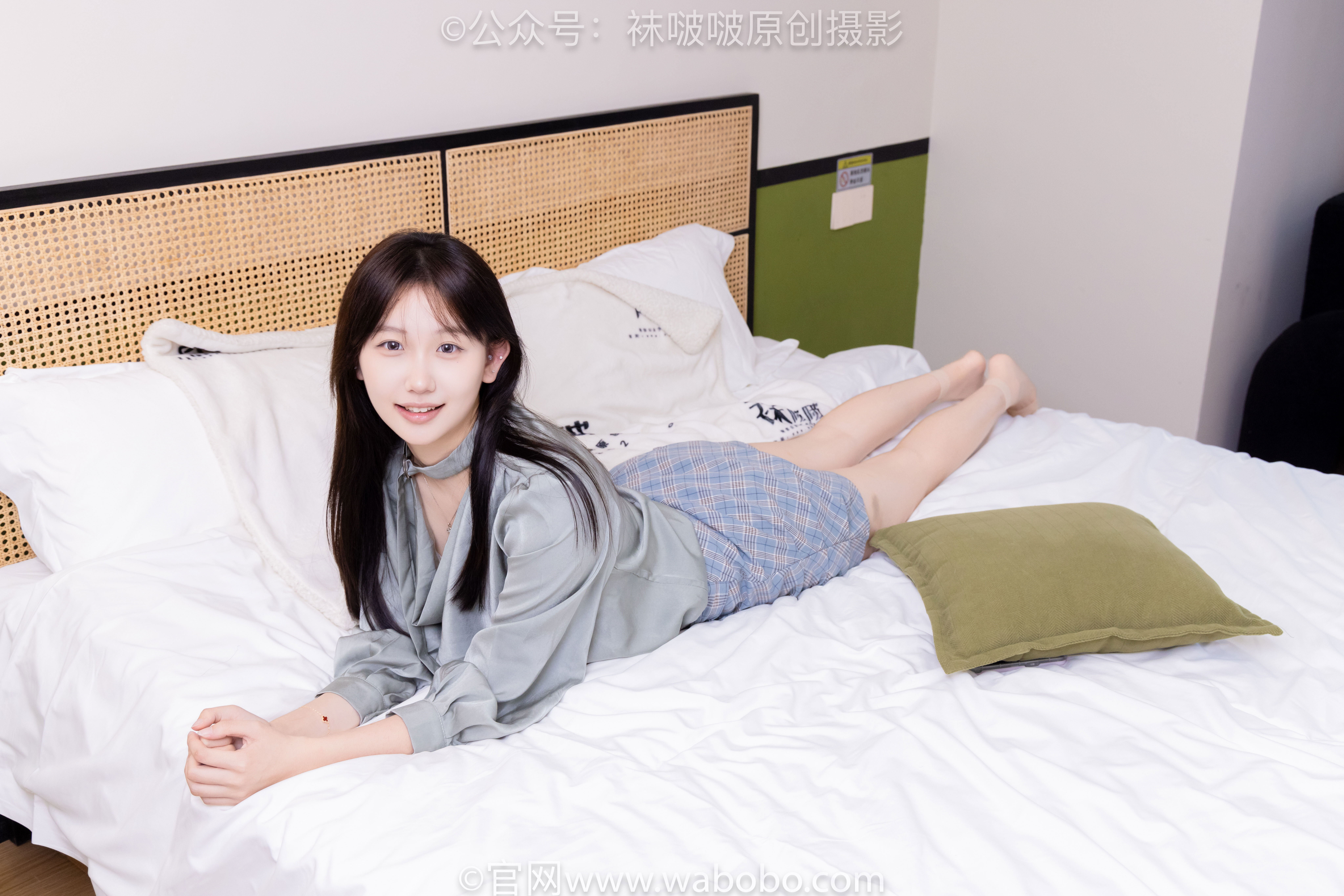 BoBoSocks袜啵啵 No.641 香菜 - 萨洛蒙运动鞋、黑棉袜、短肉丝/(189P)