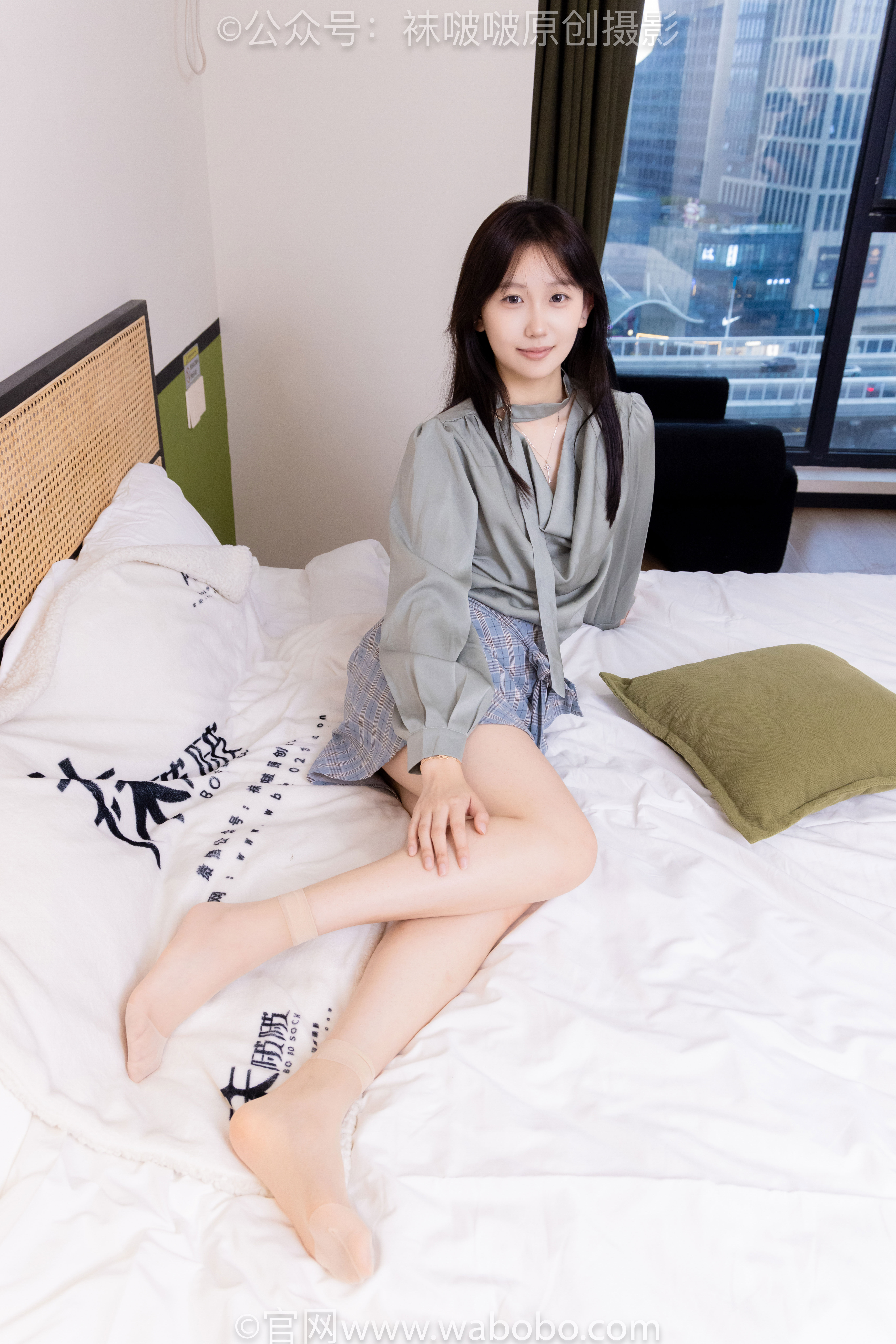 BoBoSocks袜啵啵 No.641 香菜 - 萨洛蒙运动鞋、黑棉袜、短肉丝/(189P)