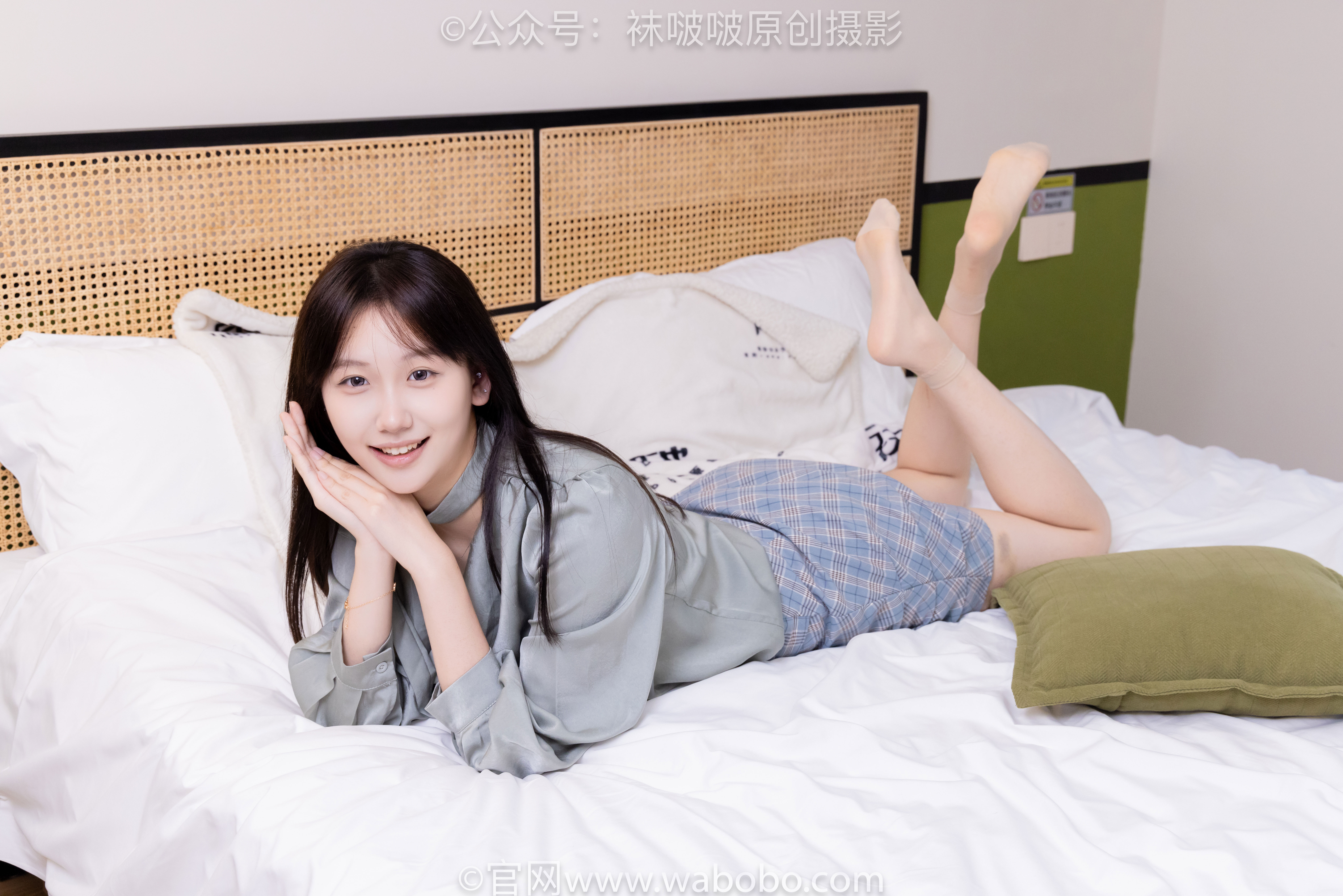 BoBoSocks袜啵啵 No.641 香菜 - 萨洛蒙运动鞋、黑棉袜、短肉丝/(189P)