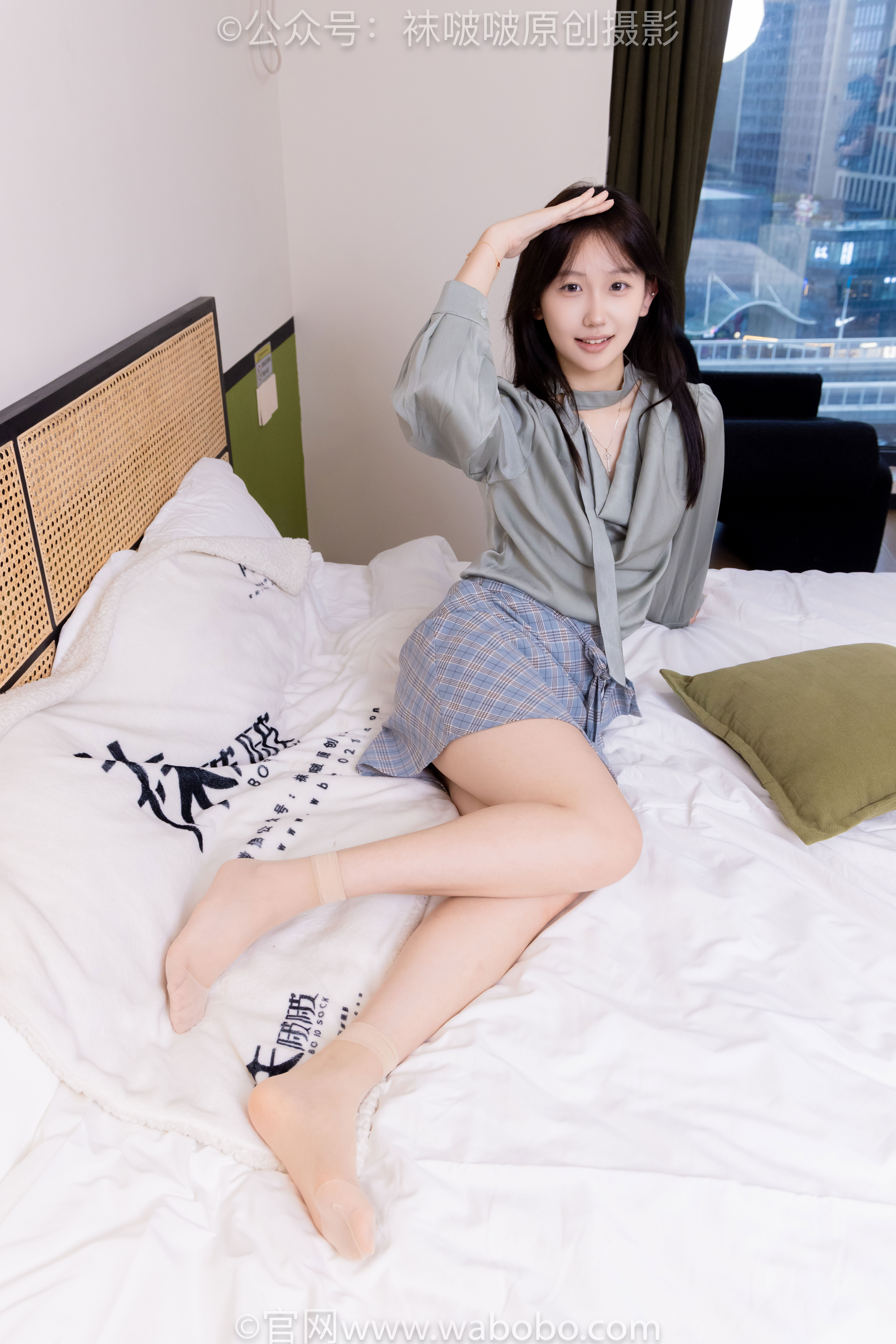 BoBoSocks袜啵啵 No.641 香菜 - 萨洛蒙运动鞋、黑棉袜、短肉丝/(189P)