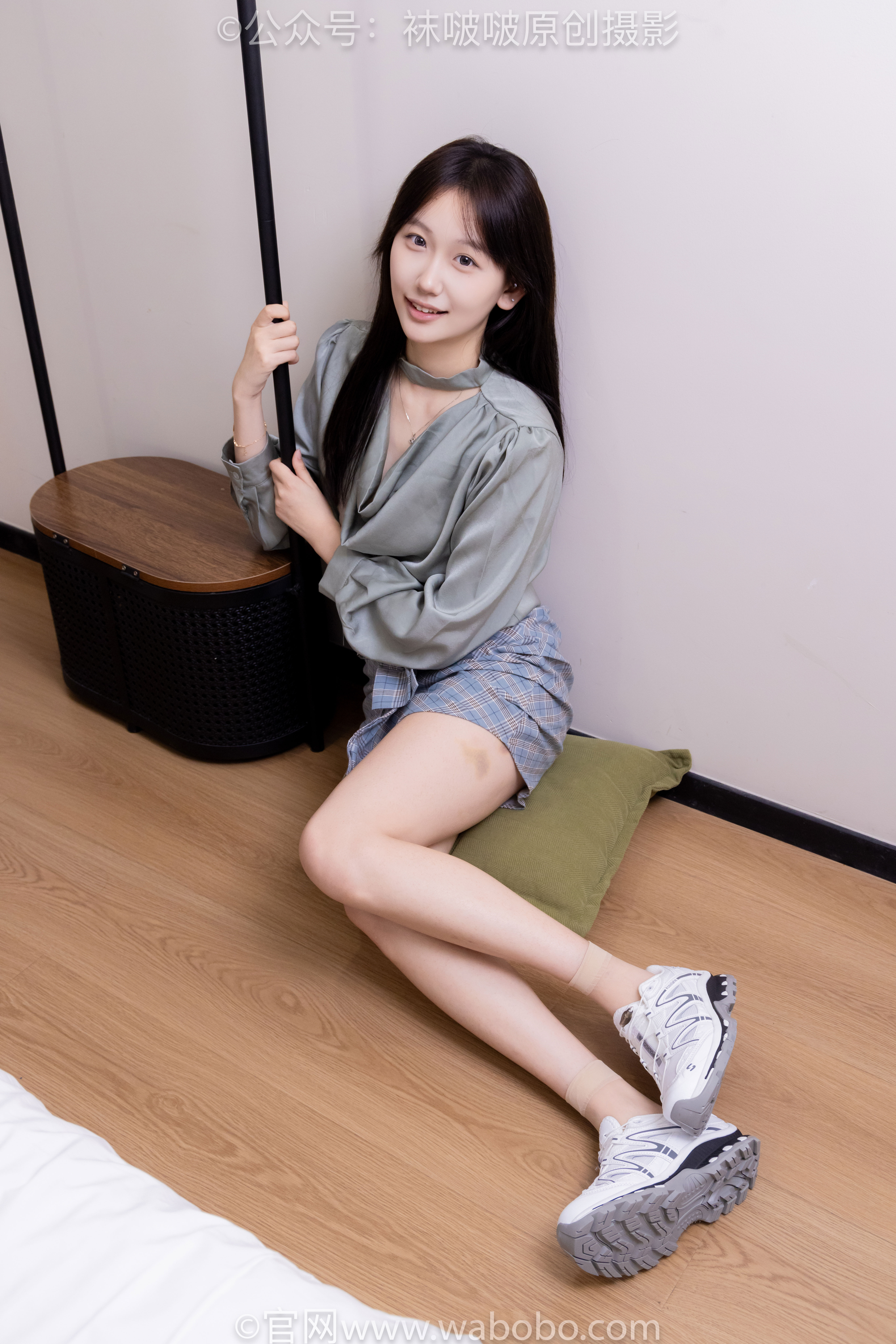 BoBoSocks袜啵啵 No.641 香菜 - 萨洛蒙运动鞋、黑棉袜、短肉丝/(189P)