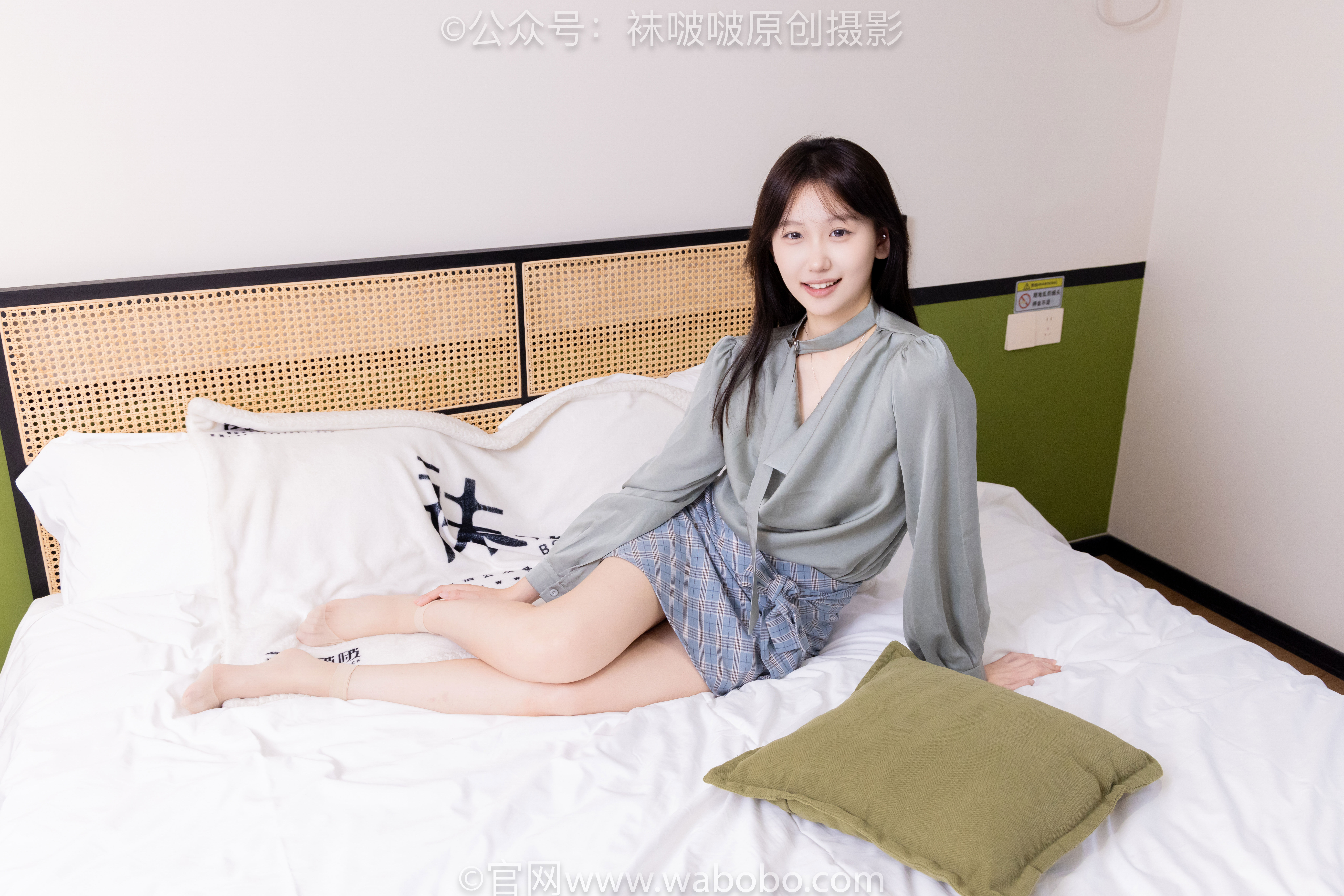 BoBoSocks袜啵啵 No.641 香菜 - 萨洛蒙运动鞋、黑棉袜、短肉丝/(189P)