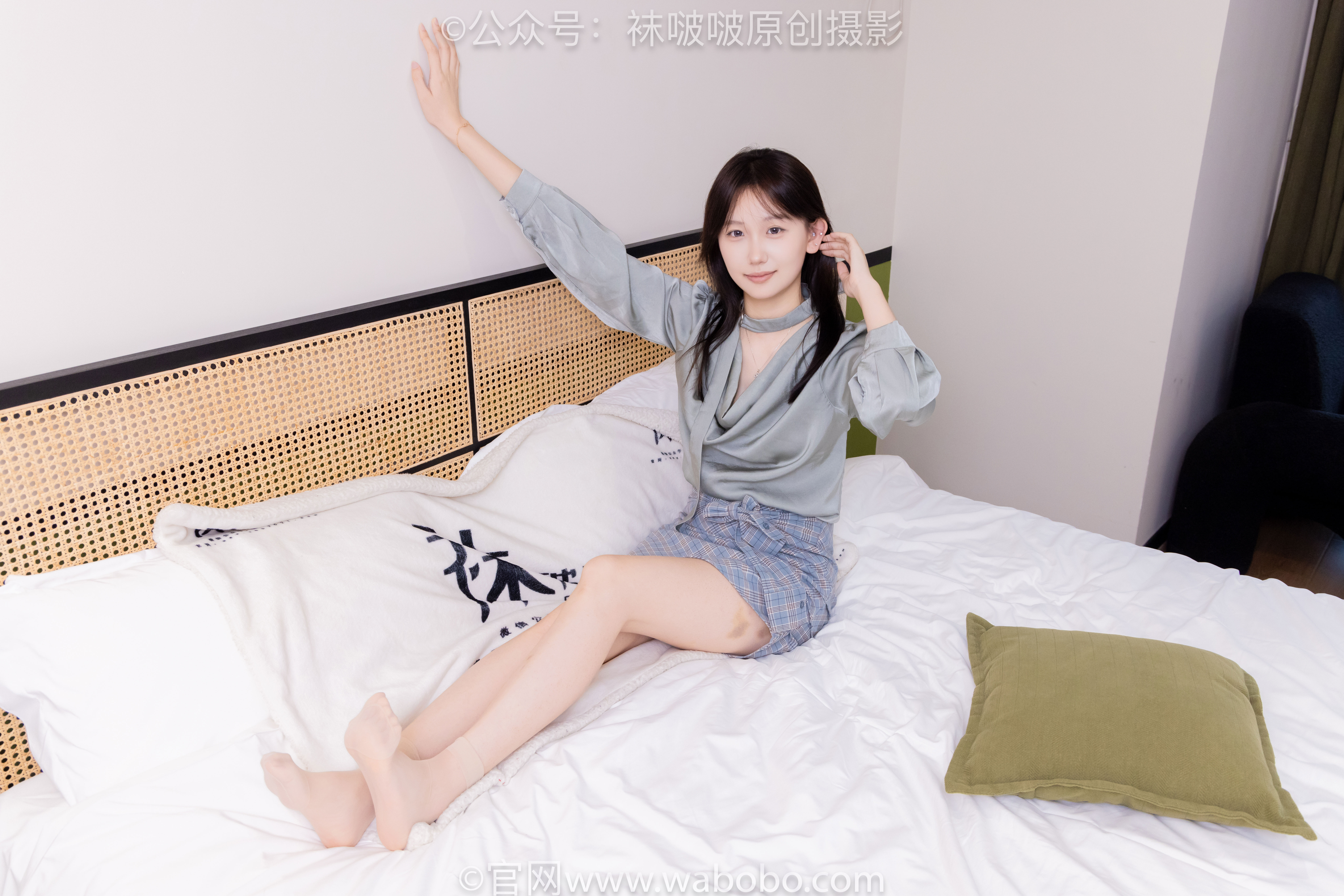 BoBoSocks袜啵啵 No.641 香菜 - 萨洛蒙运动鞋、黑棉袜、短肉丝/(189P)