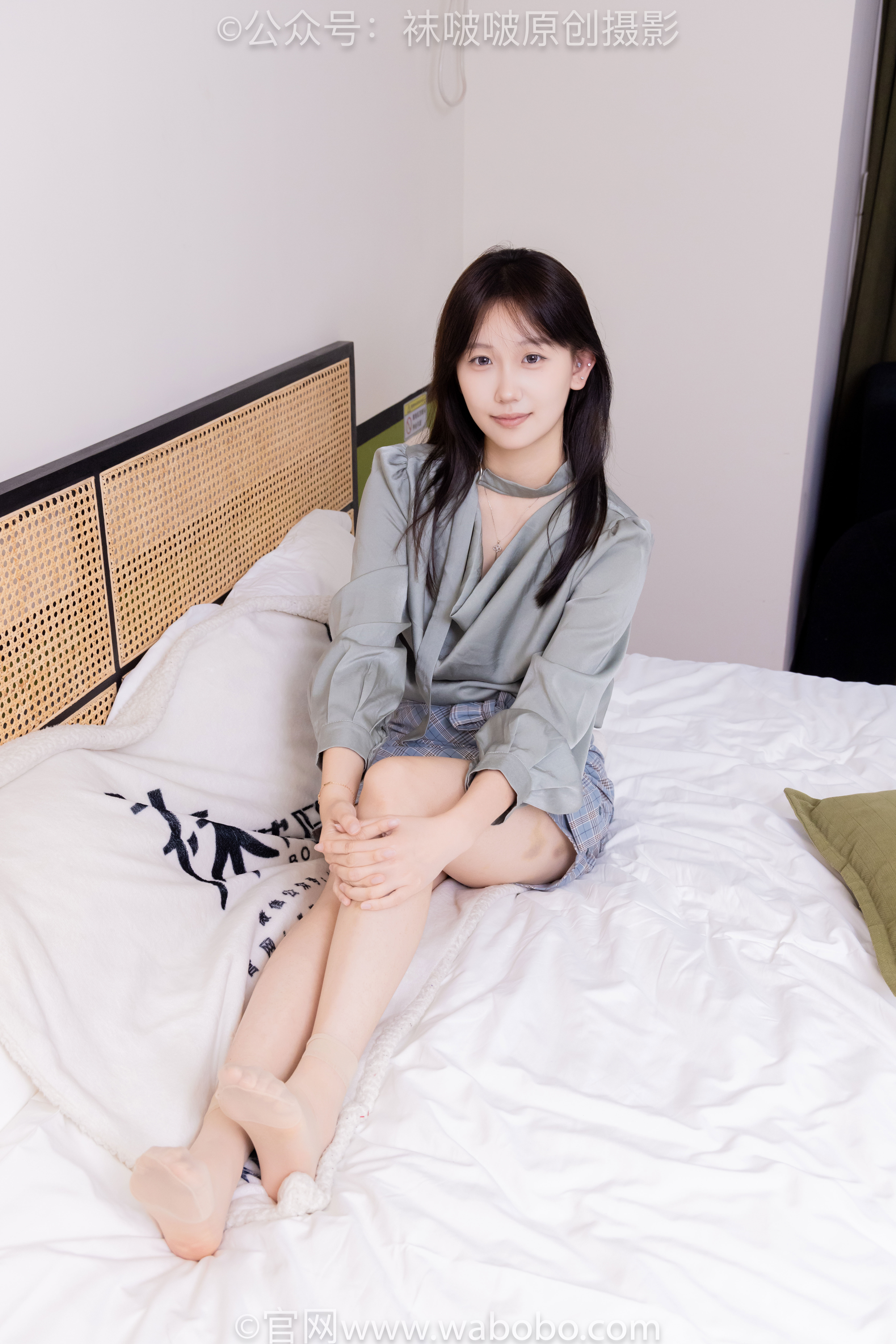 BoBoSocks袜啵啵 No.641 香菜 - 萨洛蒙运动鞋、黑棉袜、短肉丝/(189P)