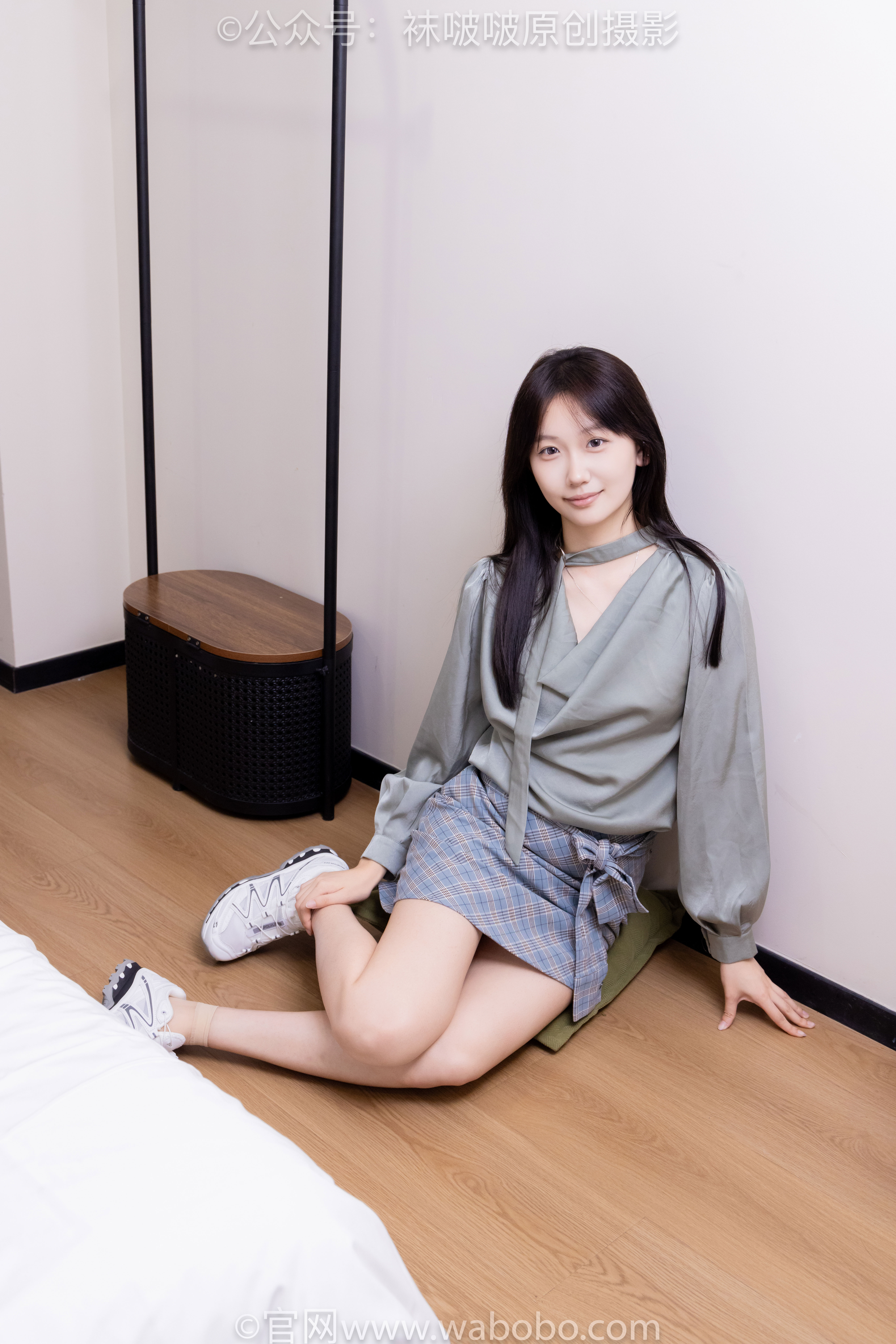 BoBoSocks袜啵啵 No.641 香菜 - 萨洛蒙运动鞋、黑棉袜、短肉丝/(189P)