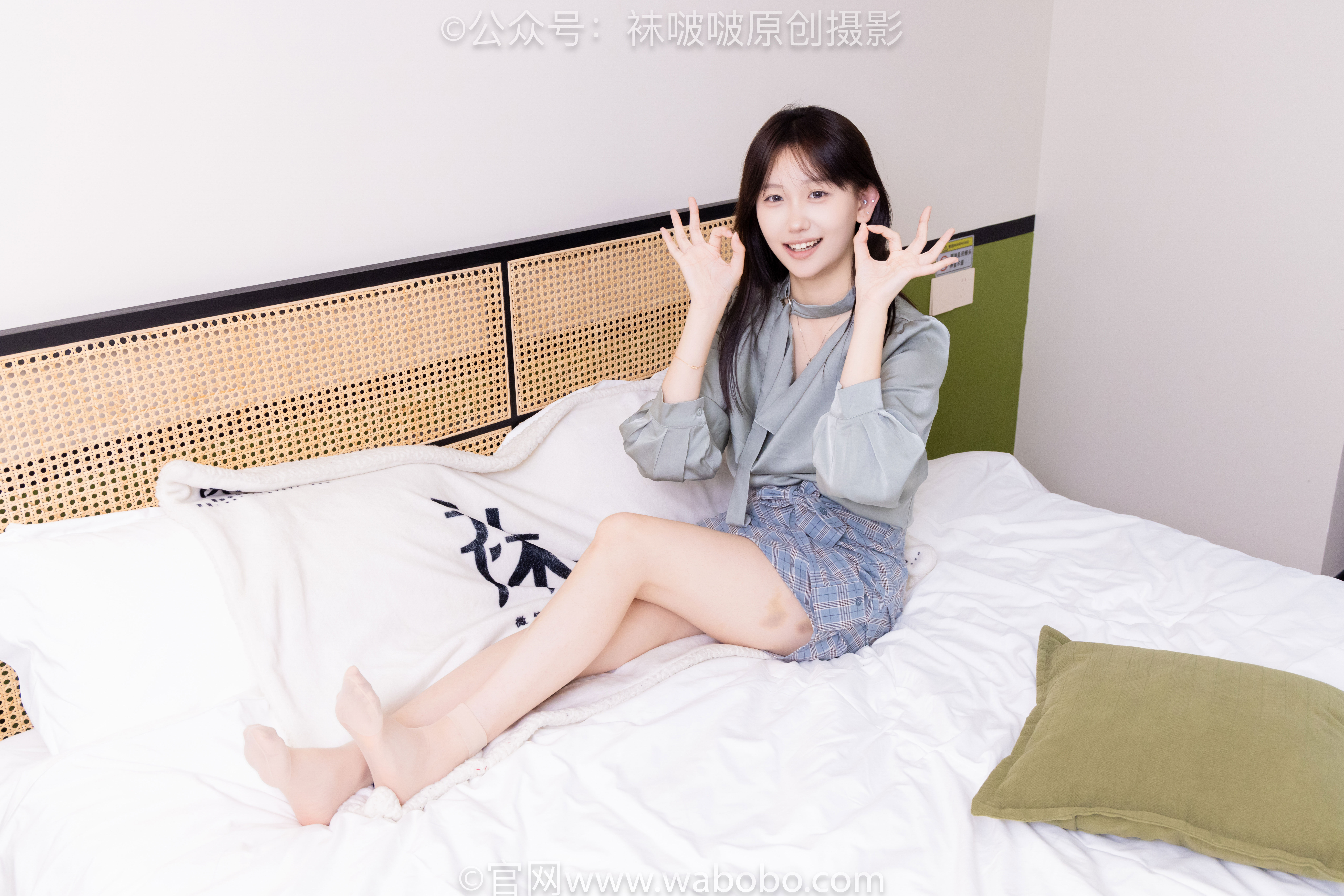 BoBoSocks袜啵啵 No.641 香菜 - 萨洛蒙运动鞋、黑棉袜、短肉丝/(189P)