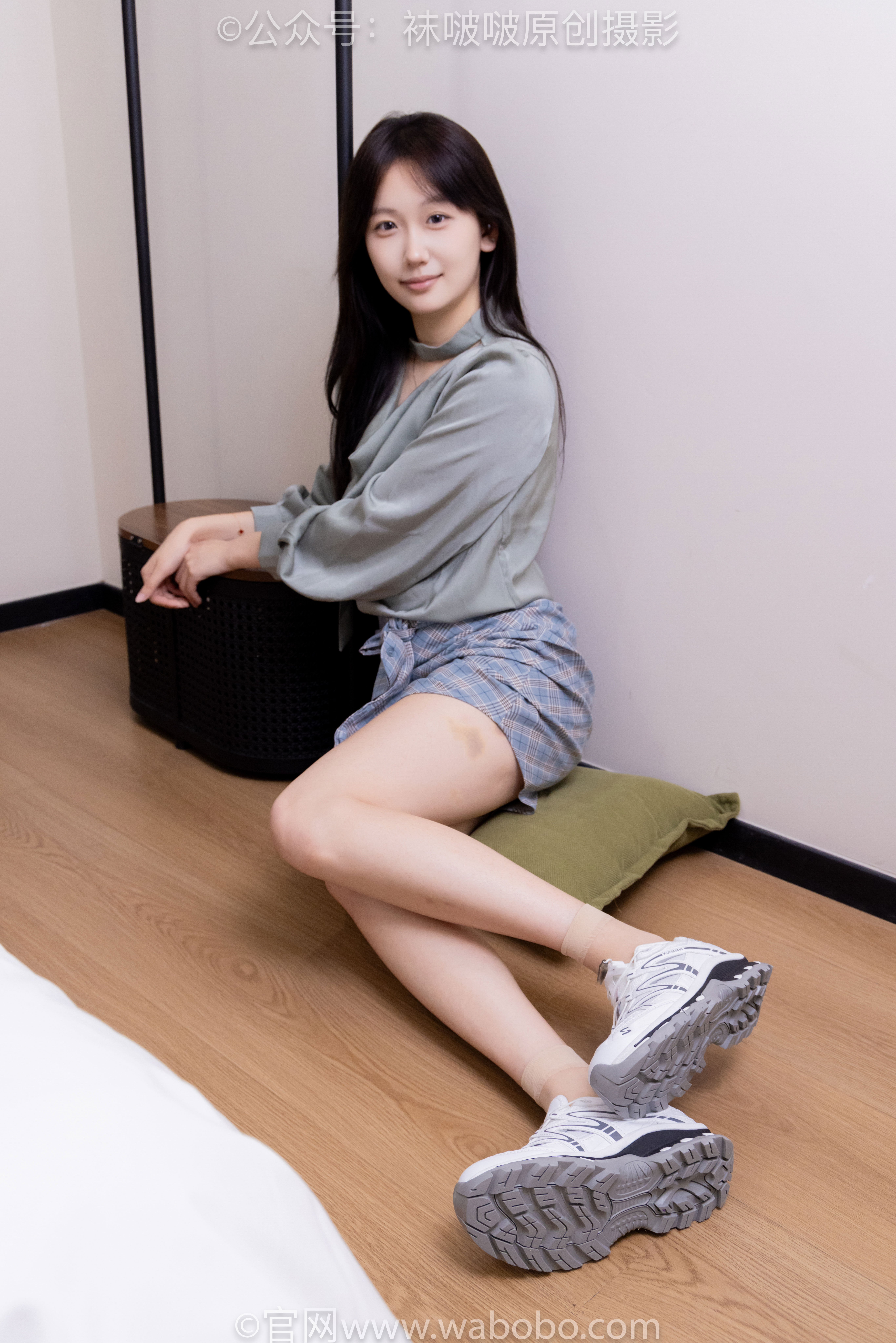 BoBoSocks袜啵啵 No.641 香菜 - 萨洛蒙运动鞋、黑棉袜、短肉丝/(189P)