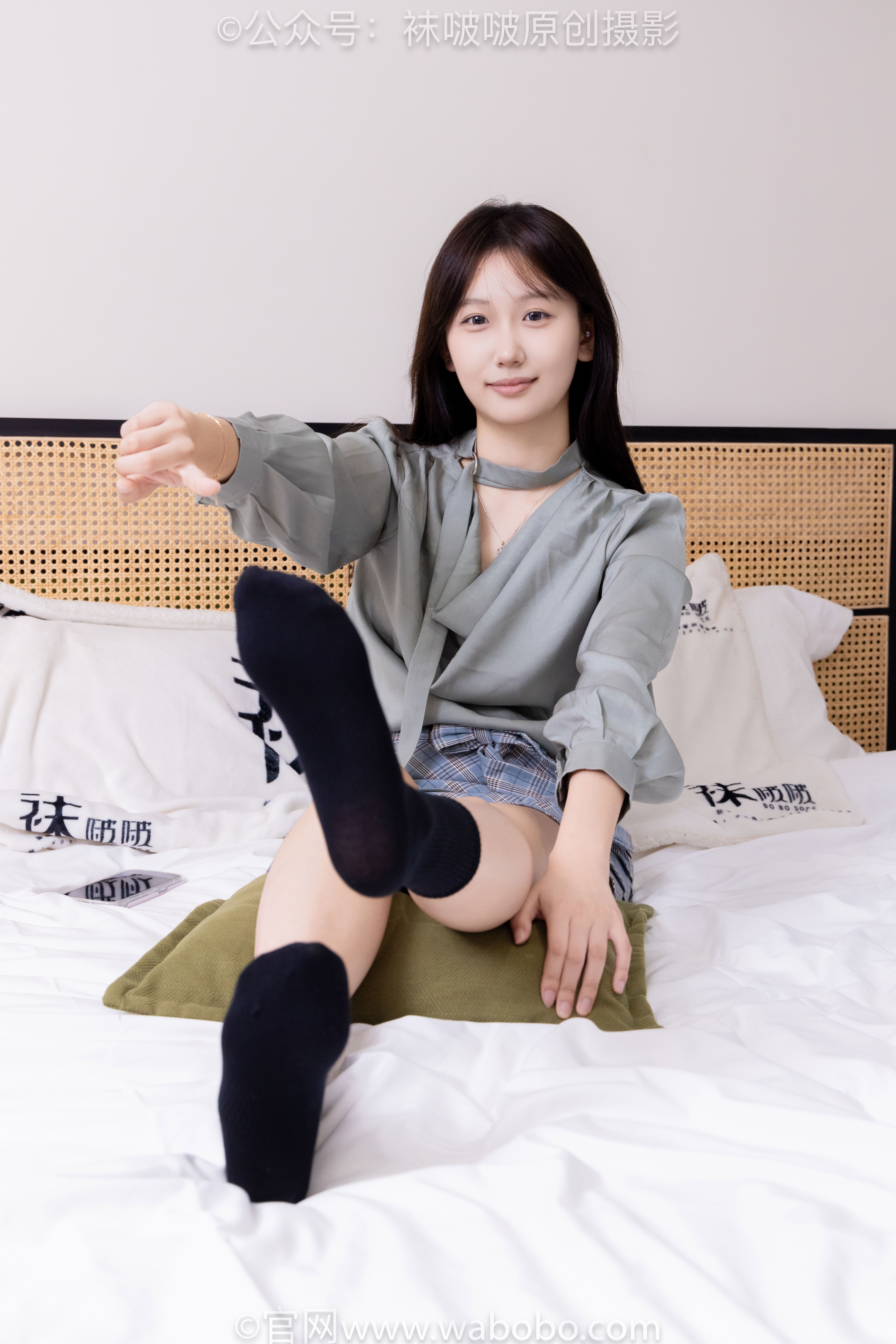 BoBoSocks袜啵啵 No.641 香菜 - 萨洛蒙运动鞋、黑棉袜、短肉丝/(189P)