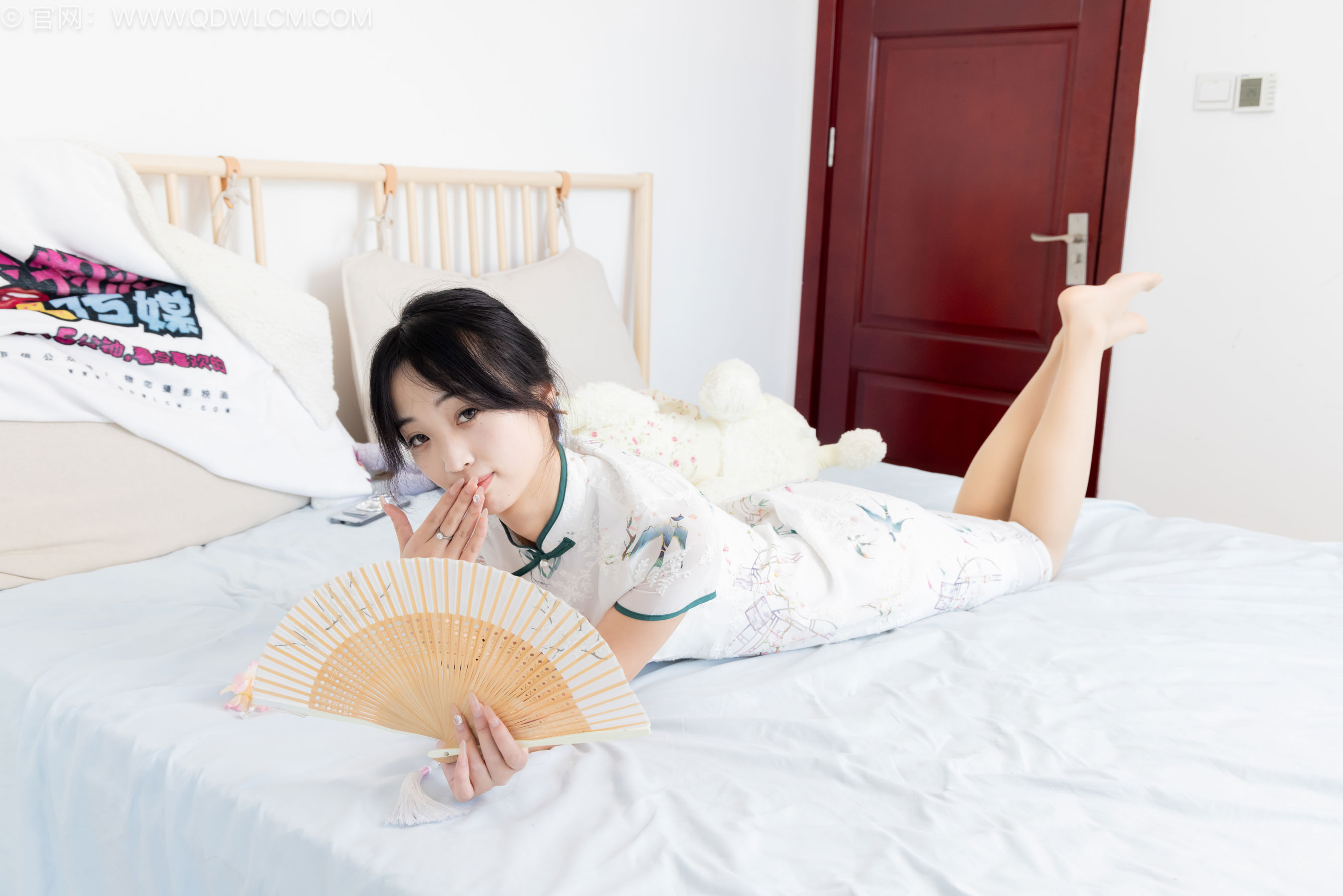 物恋传媒 No.2584 南南 - 三双高跟鞋、薄肉丝、裸足/(158P)