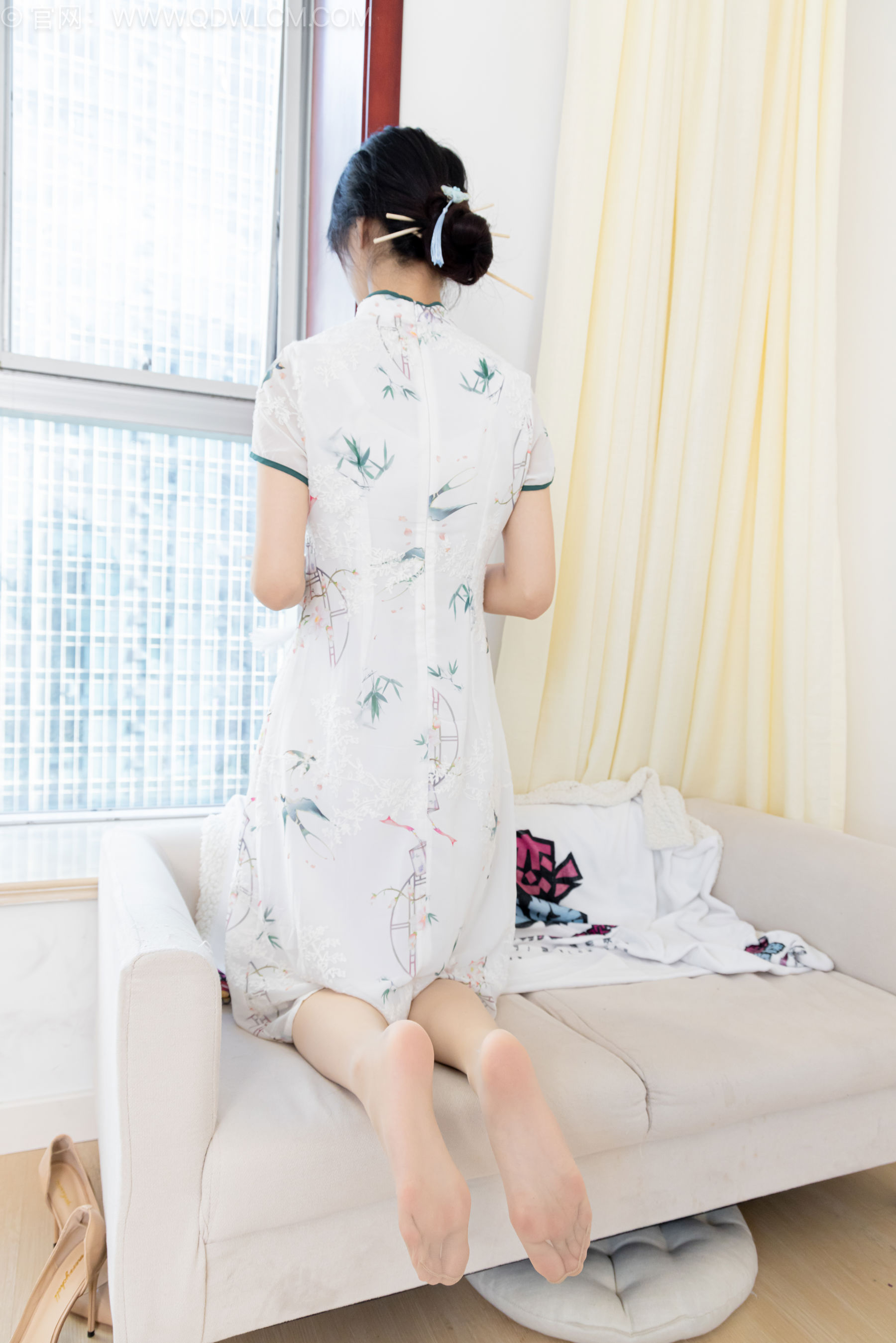物恋传媒 No.2584 南南 - 三双高跟鞋、薄肉丝、裸足/(158P)